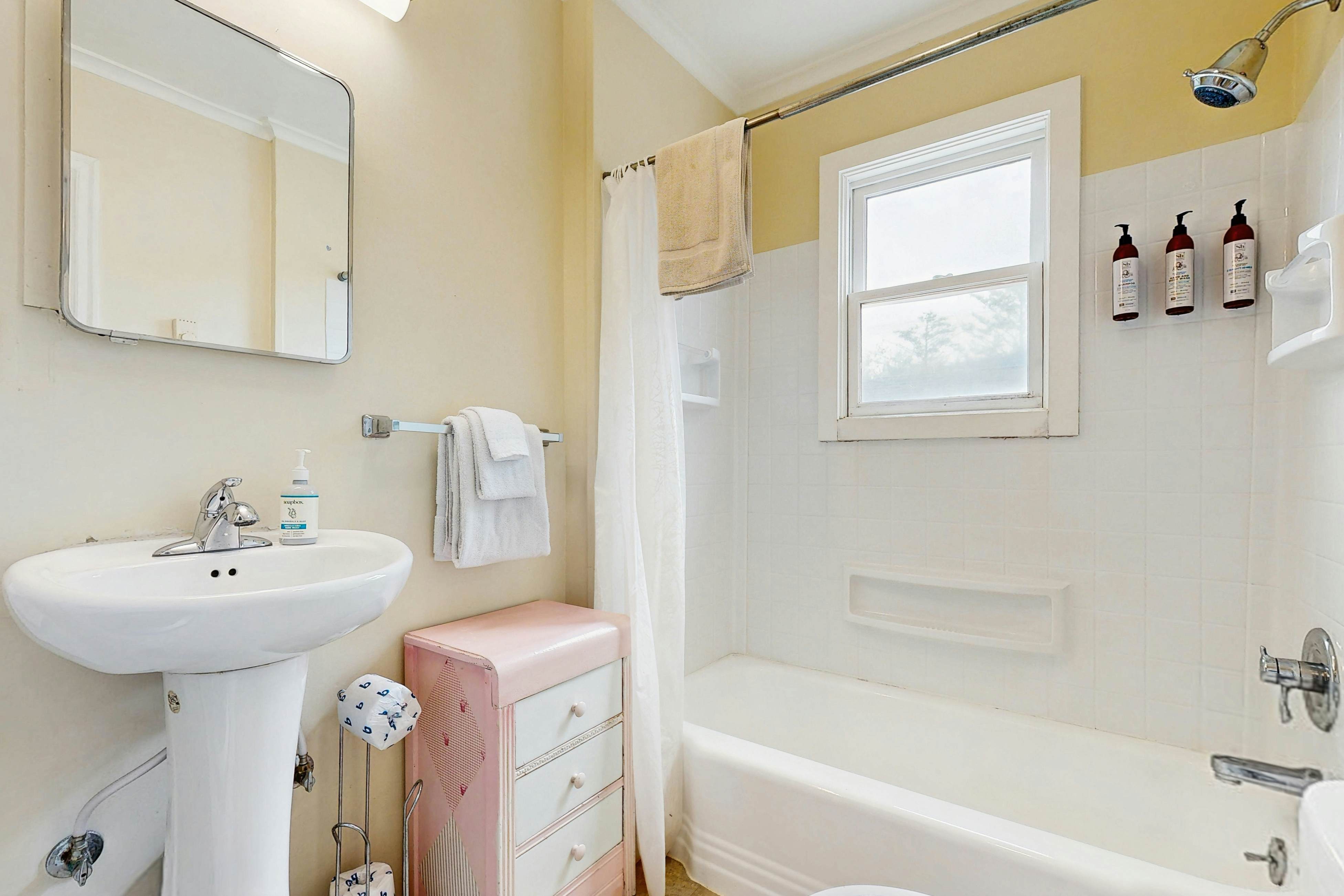 Rustic dog-friendly beach home on Neskowin Marsh Golf Course + 2 blocks to beach