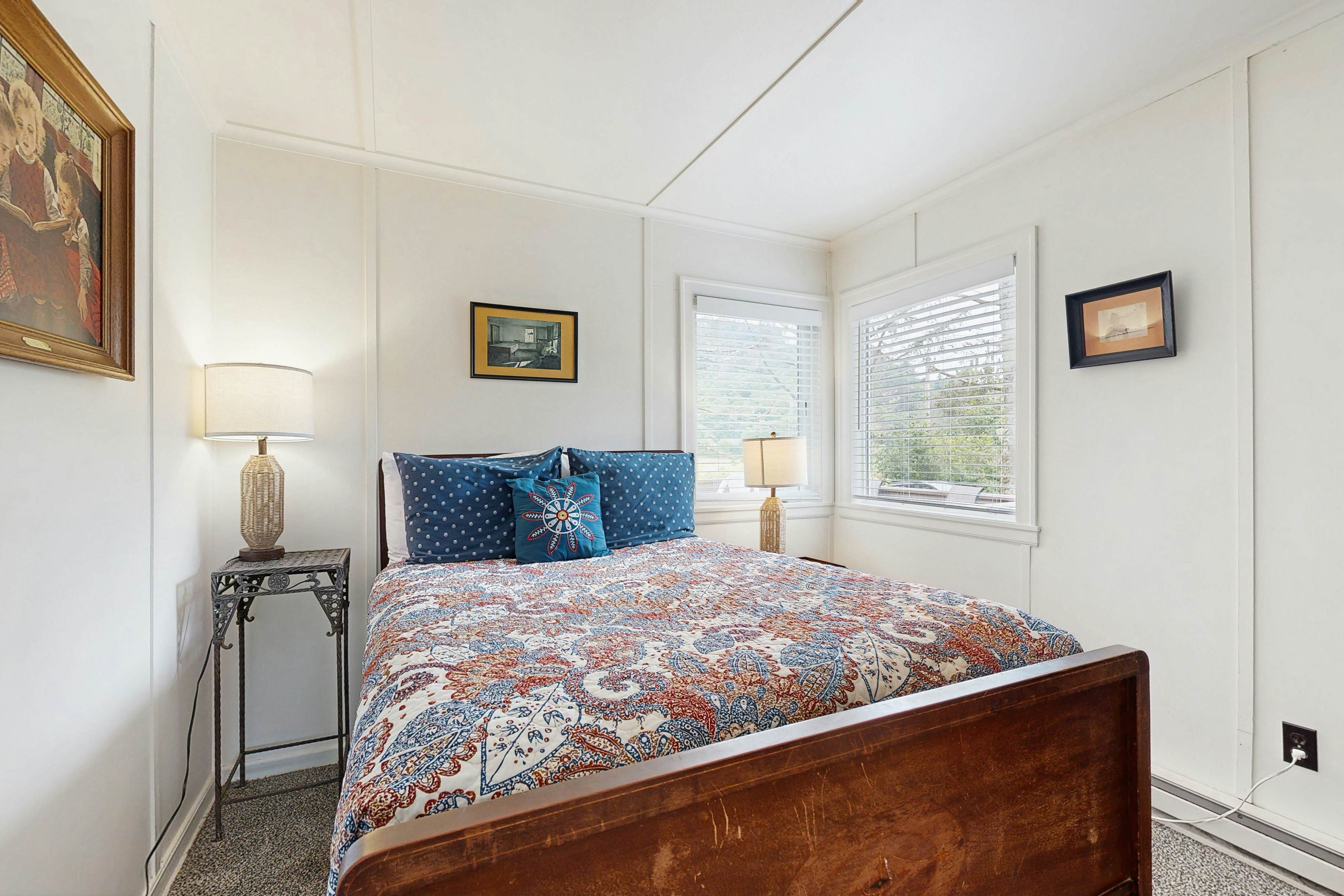 Rustic dog-friendly beach home on Neskowin Marsh Golf Course + 2 blocks to beach