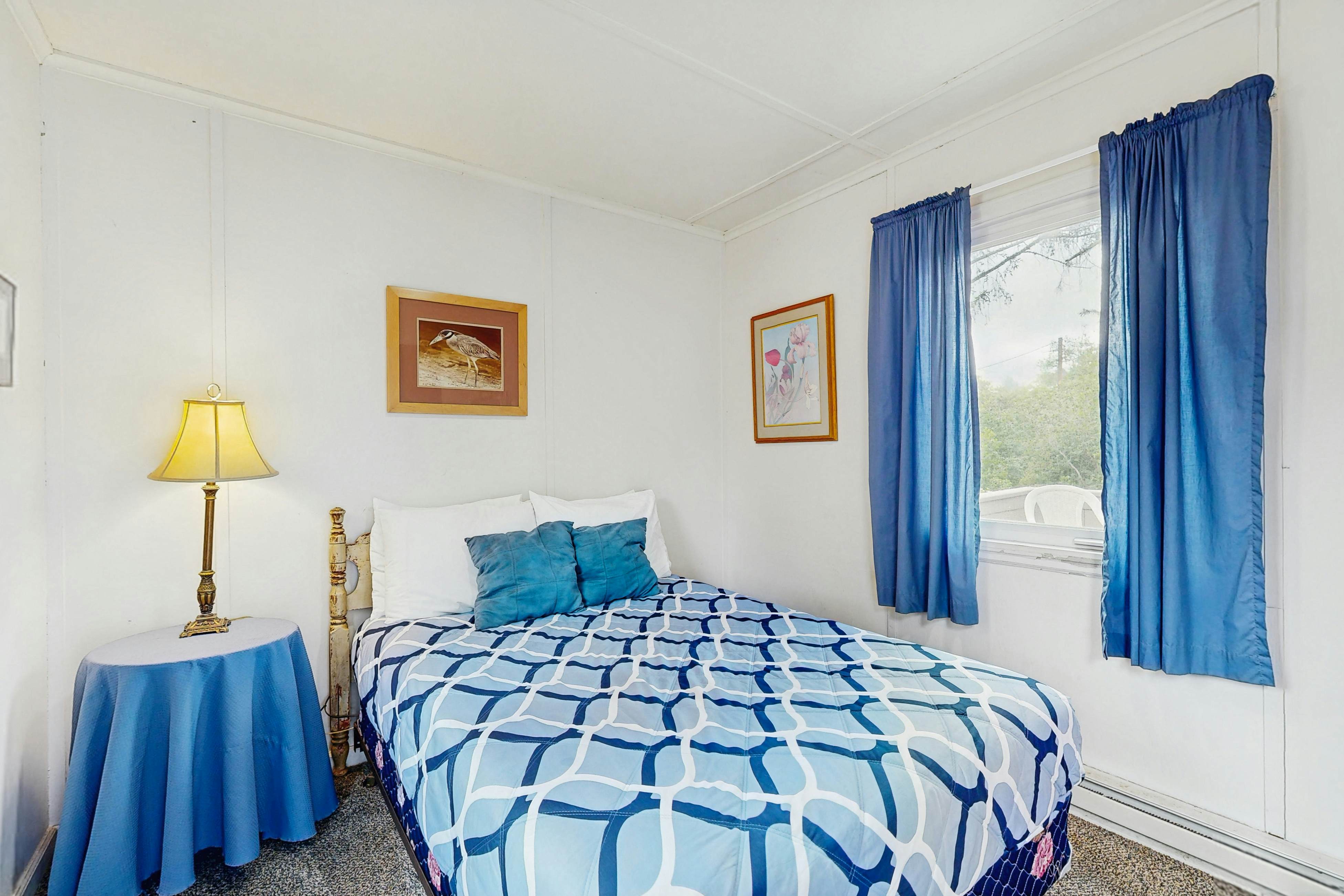 Rustic dog-friendly beach home on Neskowin Marsh Golf Course + 2 blocks to beach