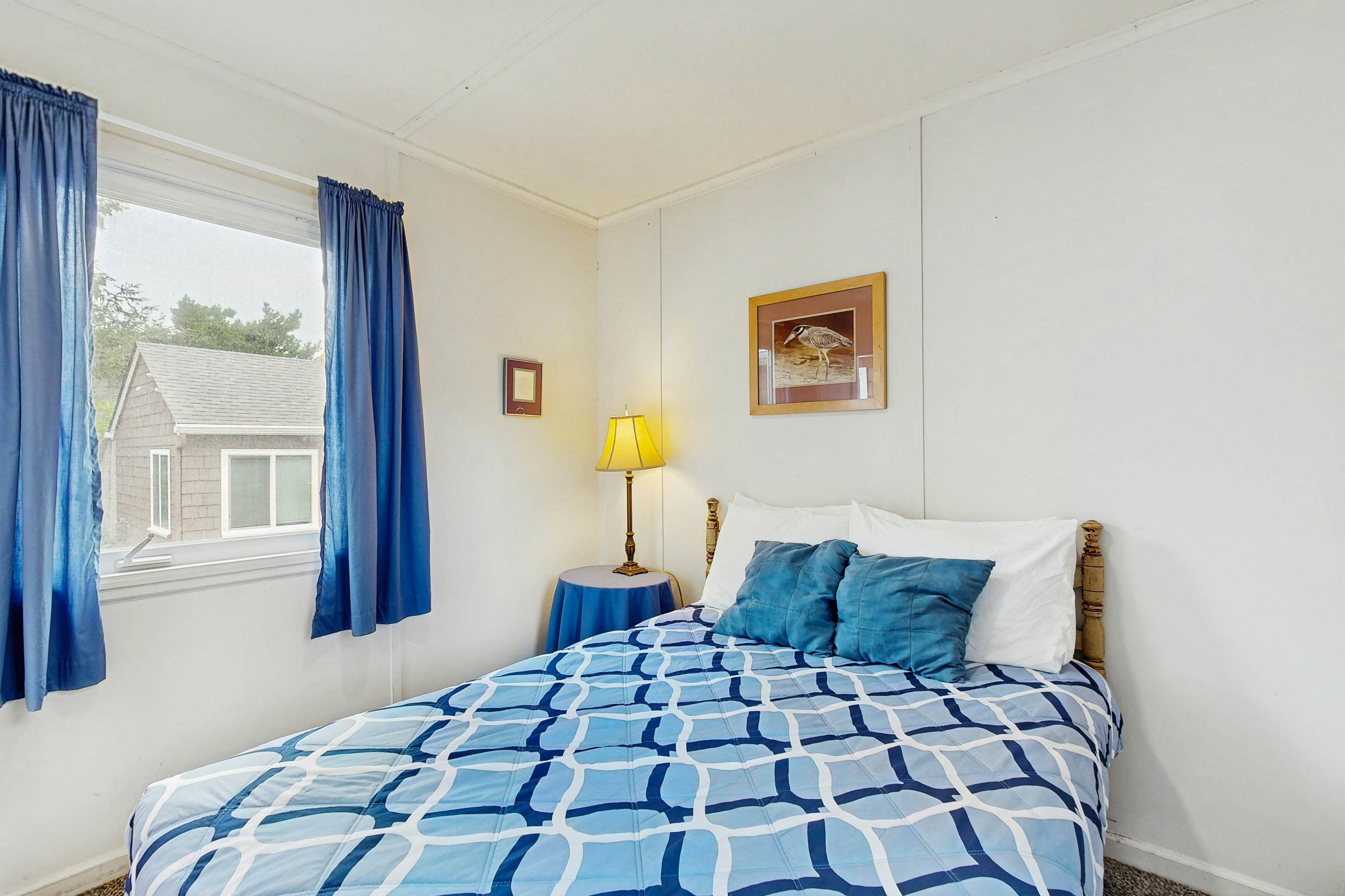 Rustic dog-friendly beach home on Neskowin Marsh Golf Course + 2 blocks to beach