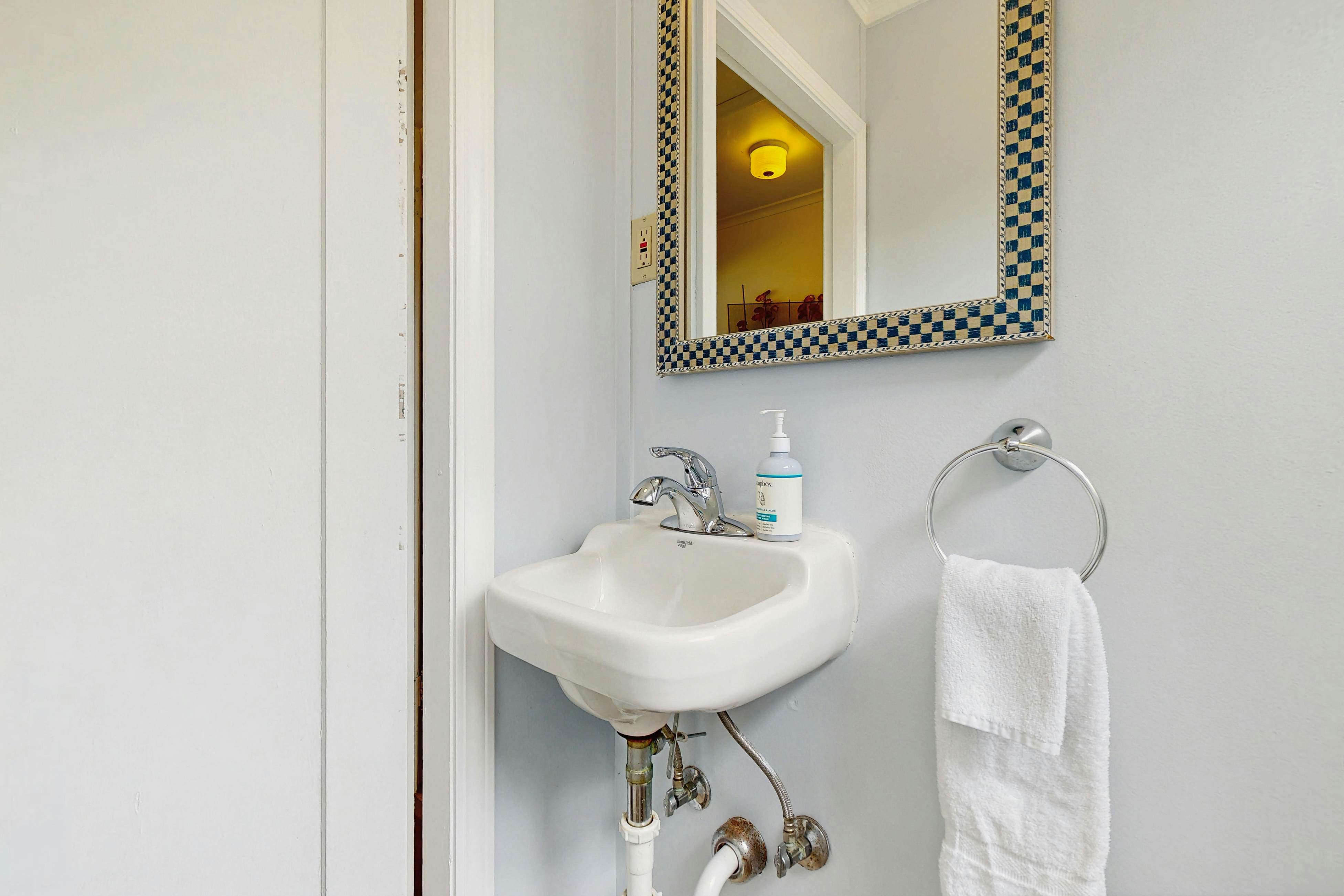 Rustic dog-friendly beach home on Neskowin Marsh Golf Course + 2 blocks to beach