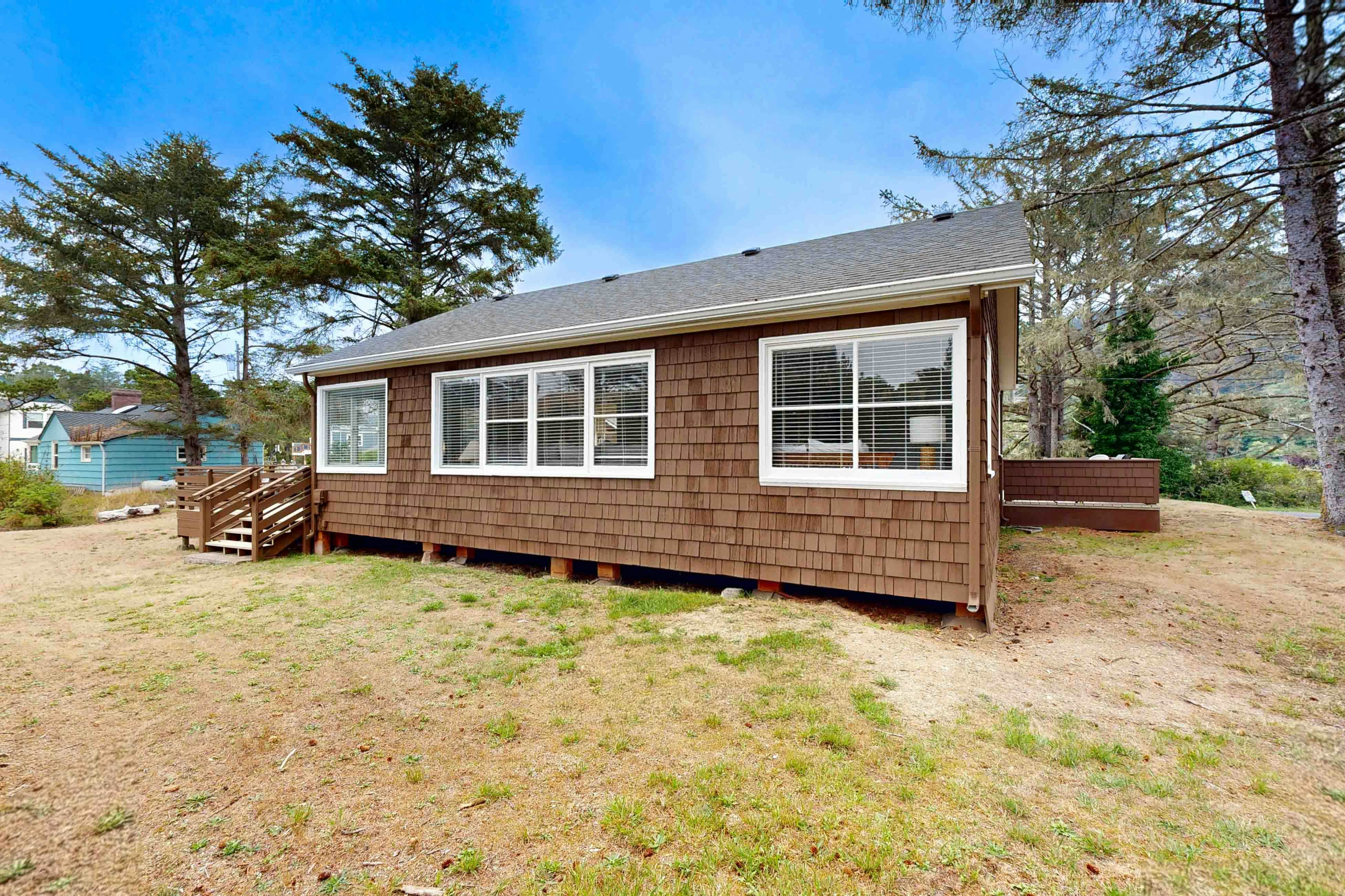 Rustic dog-friendly beach home on Neskowin Marsh Golf Course + 2 blocks to beach
