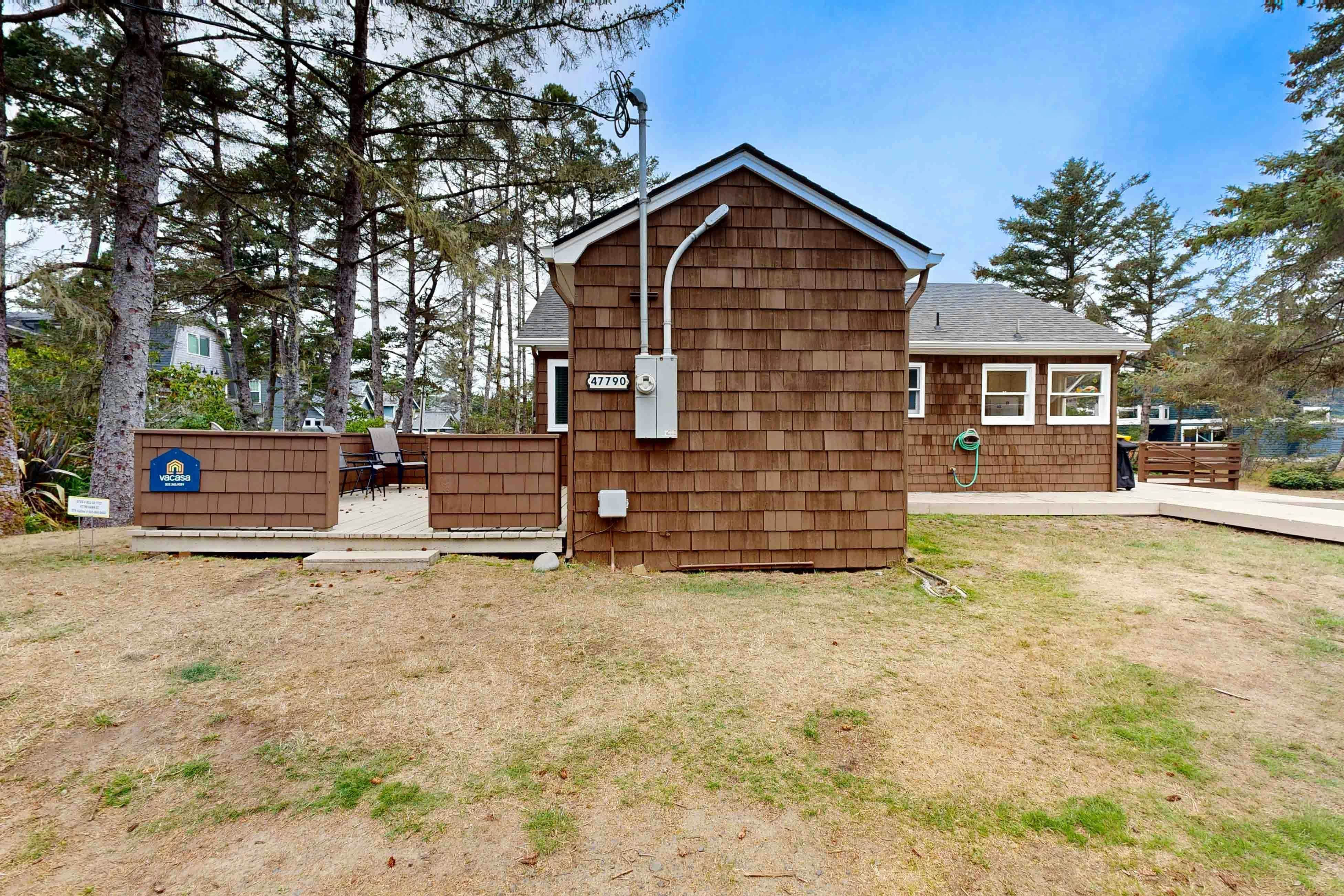 Rustic dog-friendly beach home on Neskowin Marsh Golf Course + 2 blocks to beach