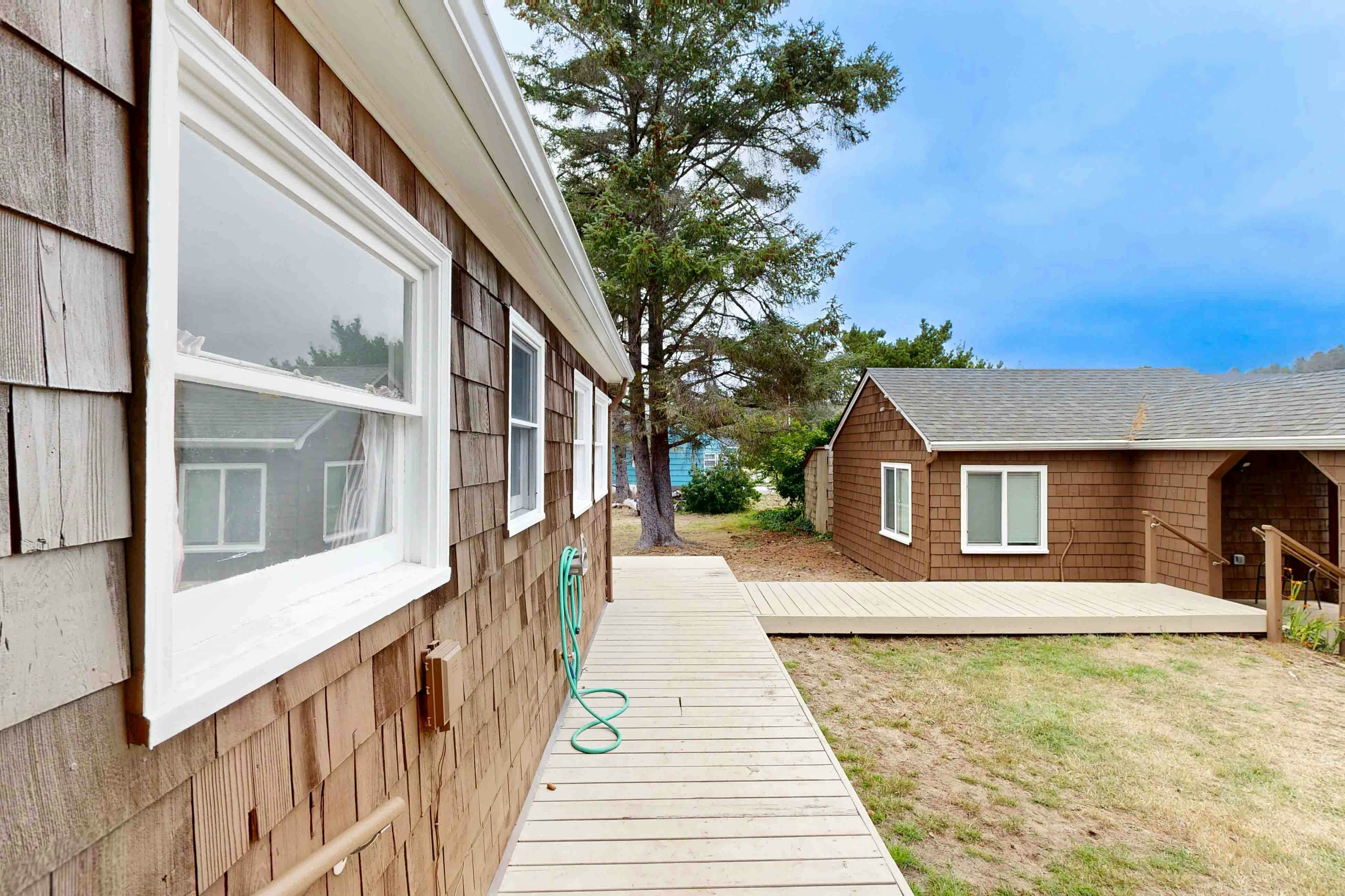 Rustic dog-friendly beach home on Neskowin Marsh Golf Course + 2 blocks to beach