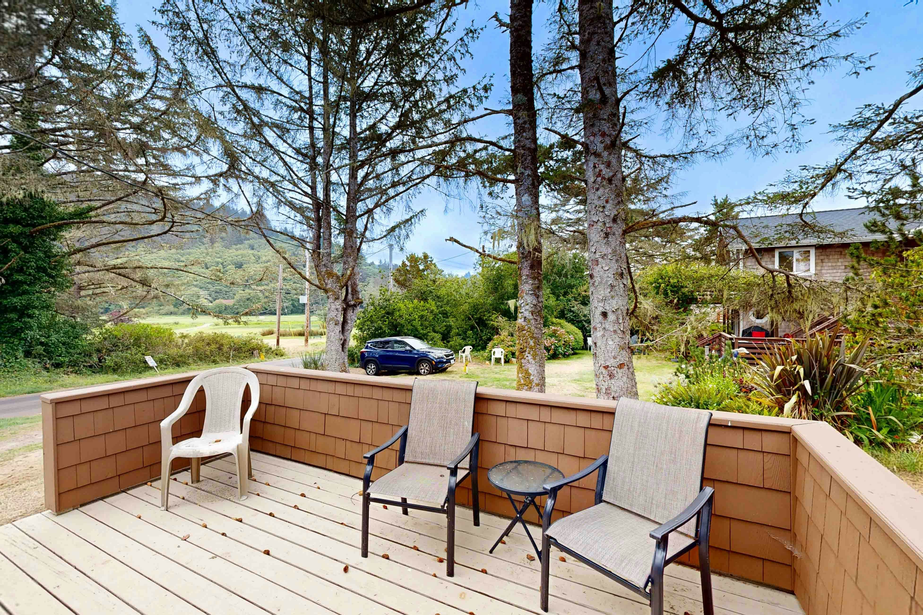 Rustic dog-friendly beach home on Neskowin Marsh Golf Course + 2 blocks to beach