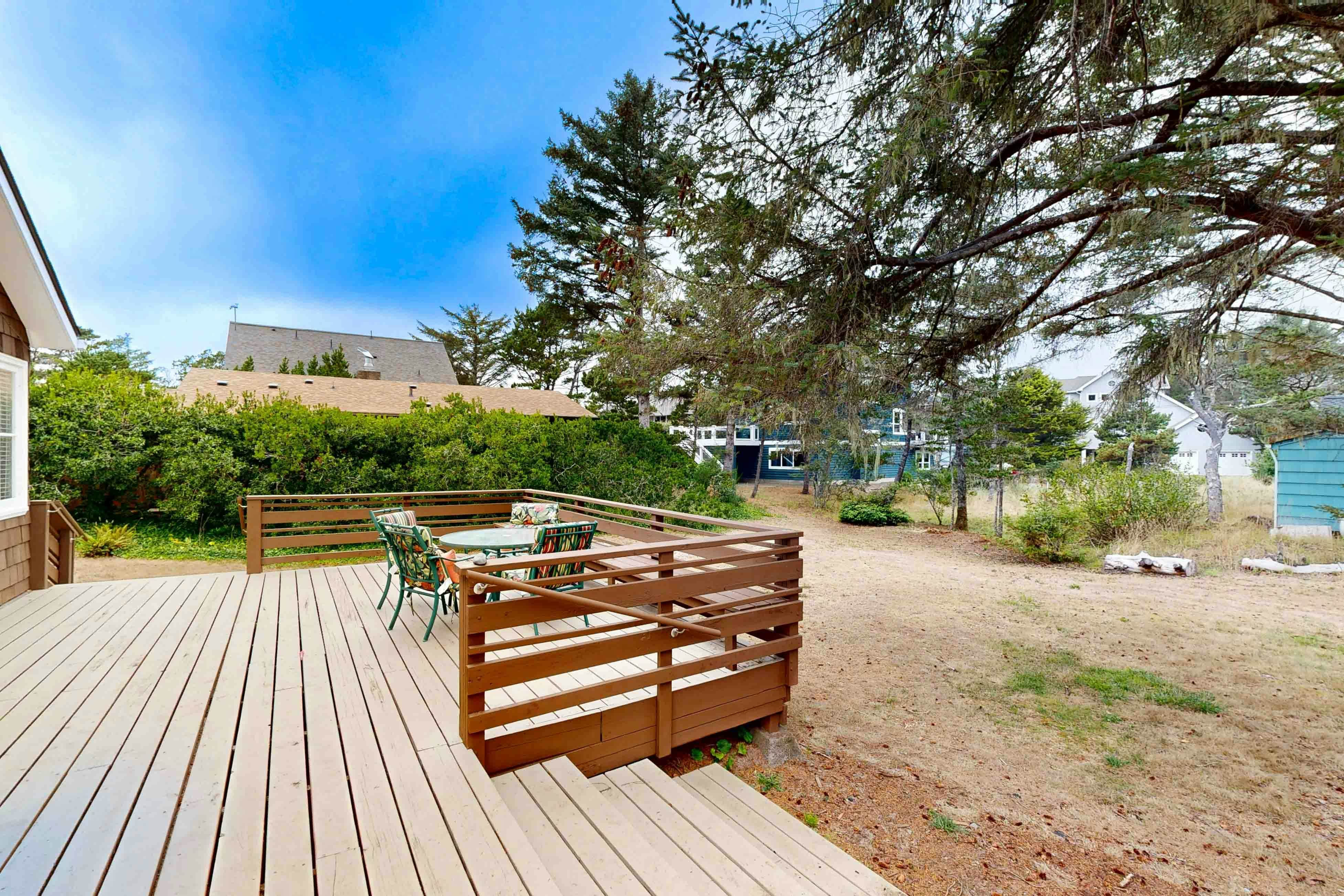 Rustic dog-friendly beach home on Neskowin Marsh Golf Course + 2 blocks to beach