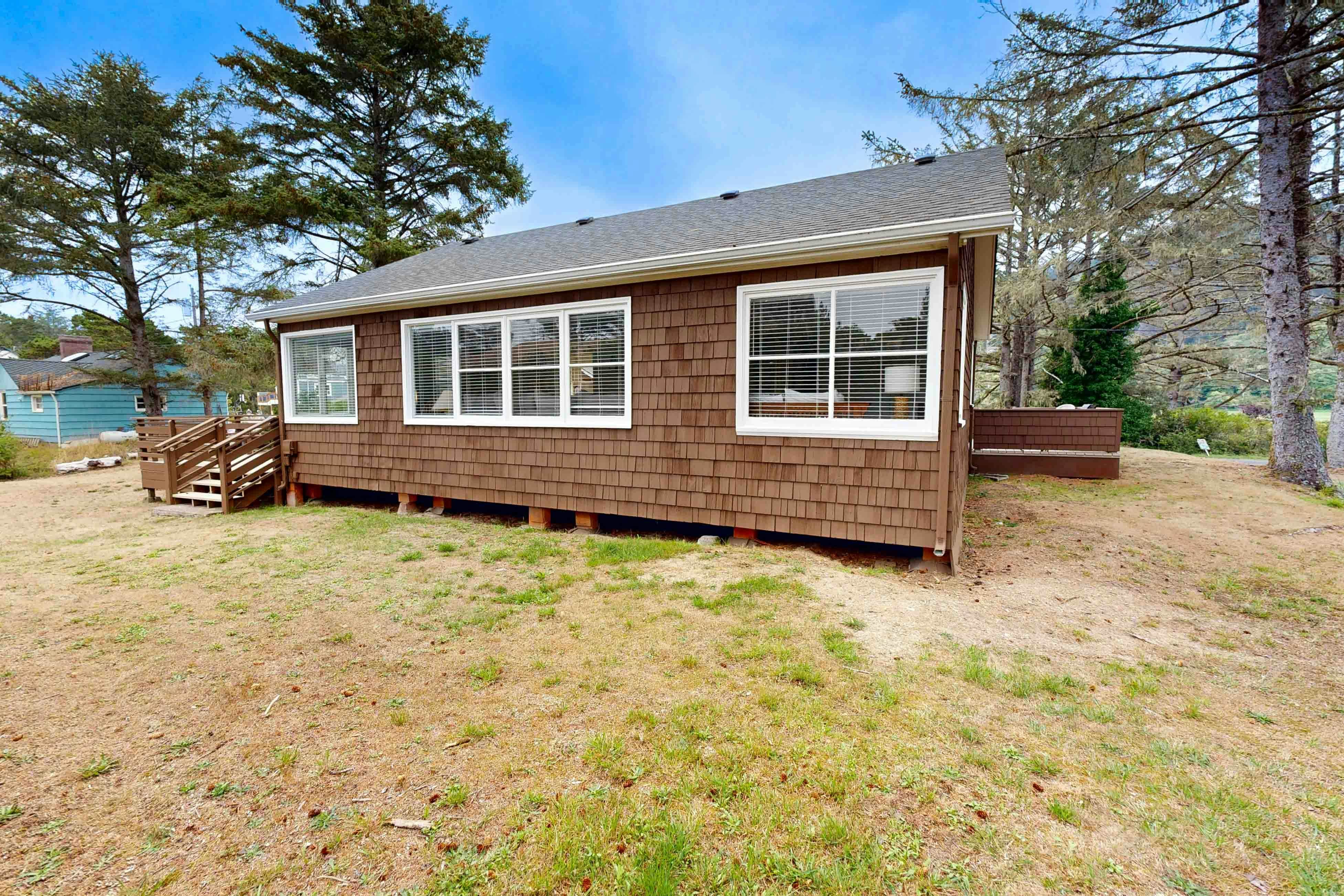 Rustic dog-friendly beach home on Neskowin Marsh Golf Course + 2 blocks to beach