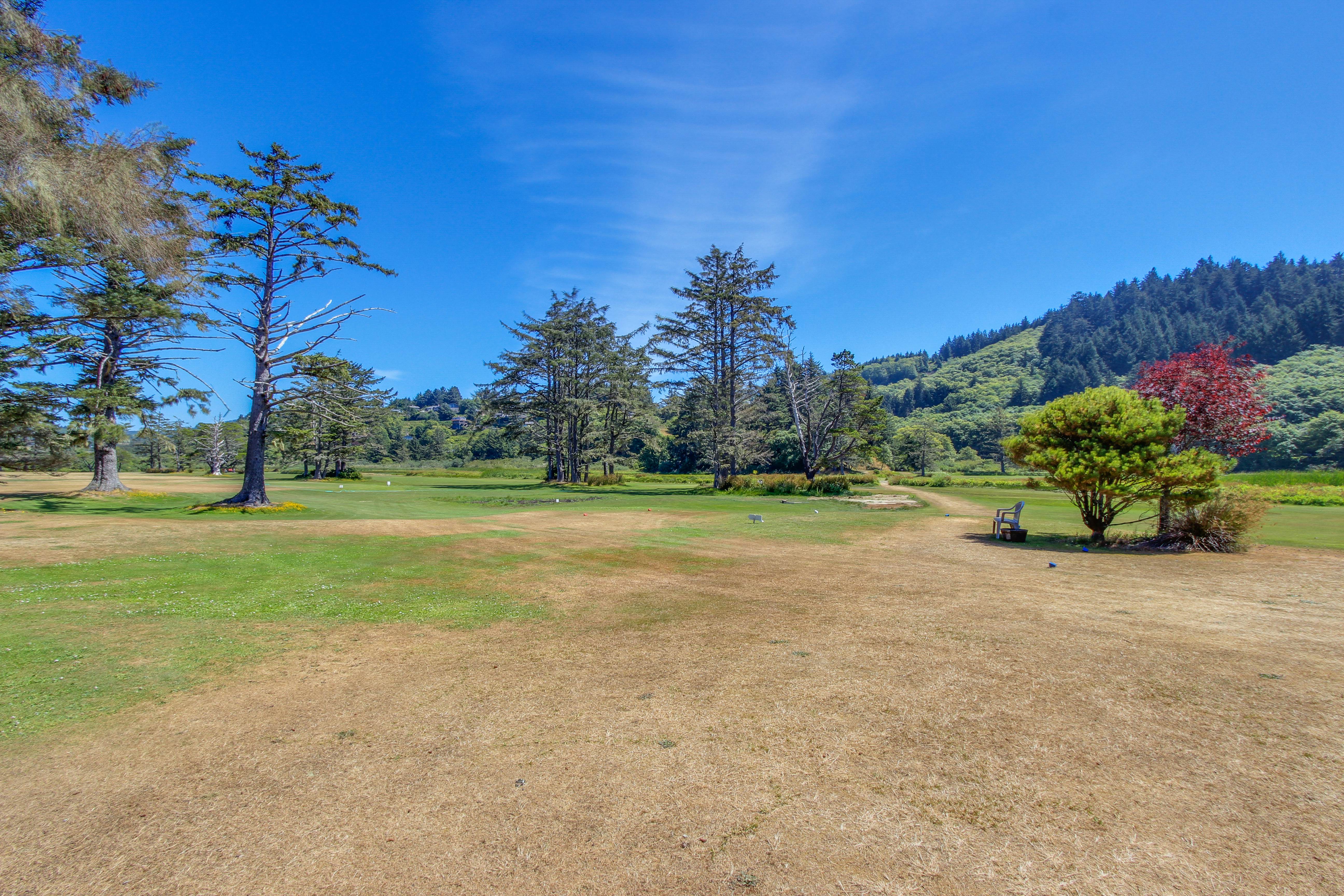 Rustic dog-friendly beach home on Neskowin Marsh Golf Course + 2 blocks to beach