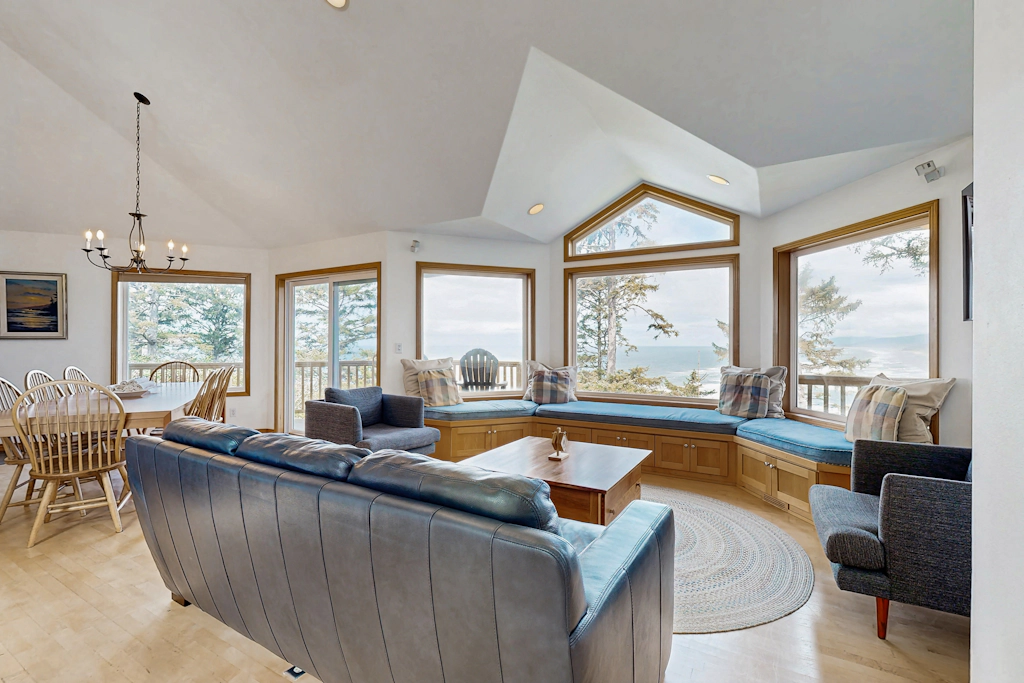 Dog Friendly Home with Private Hot Tub and Views of Proposal Rock and the Ocean