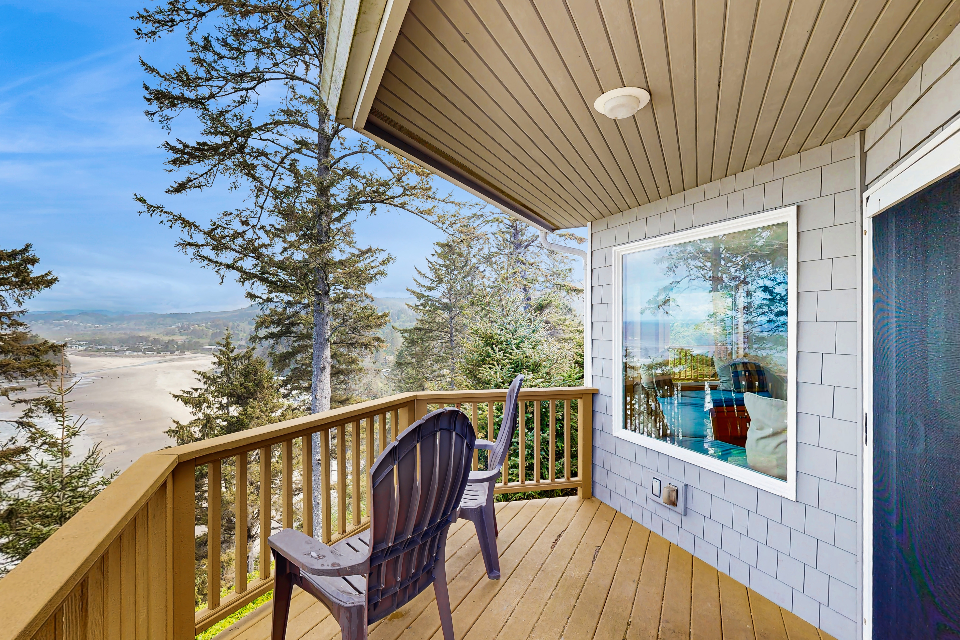 Dog Friendly Home with Private Hot Tub and Views of Proposal Rock and the Ocean
