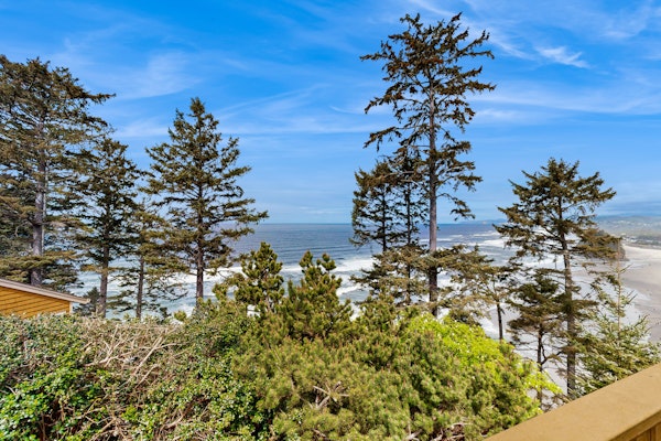 Dog Friendly Home with Private Hot Tub and Views of Proposal Rock and the Ocean