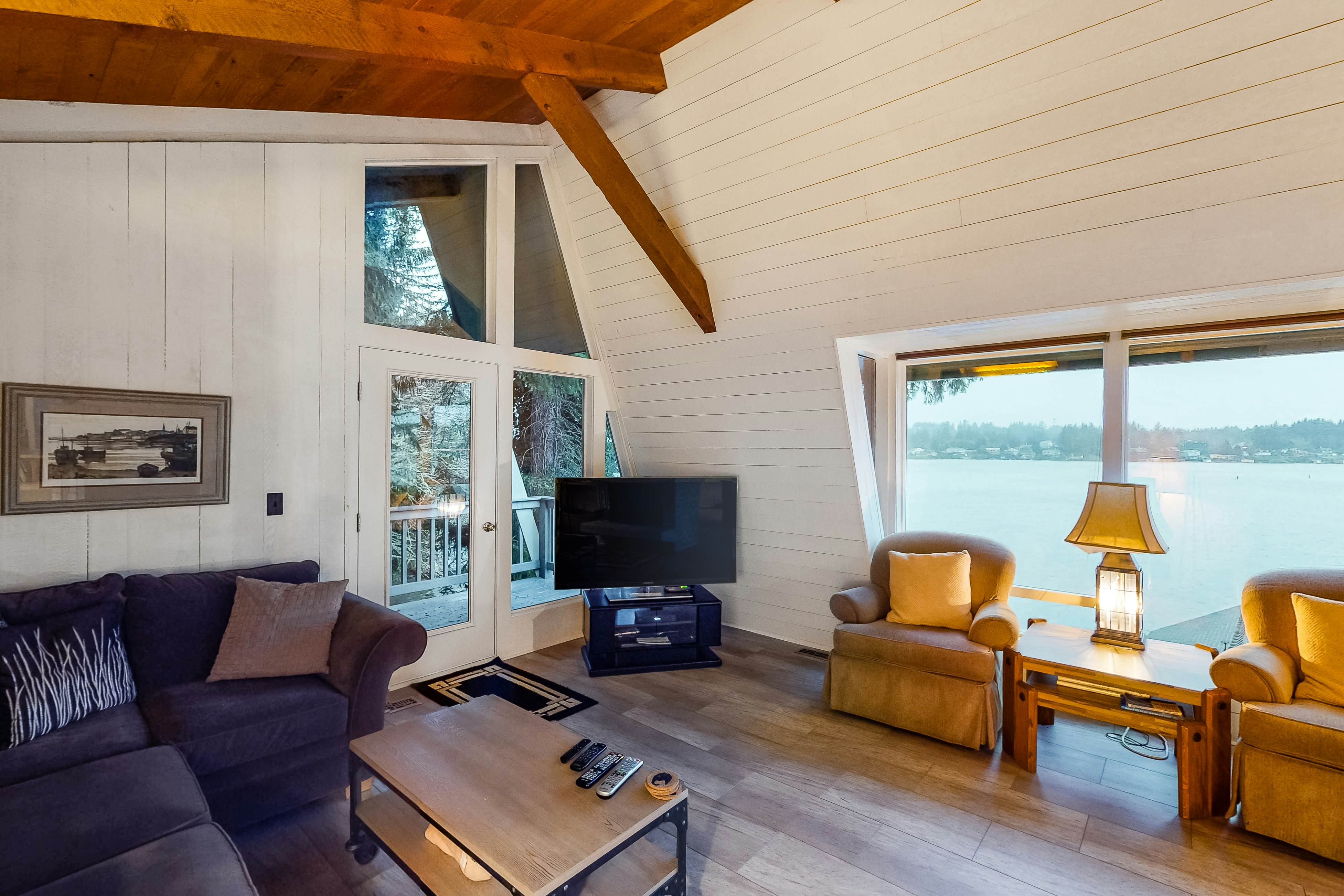 Lakefront house w/ private dock, firepit, and sunset views