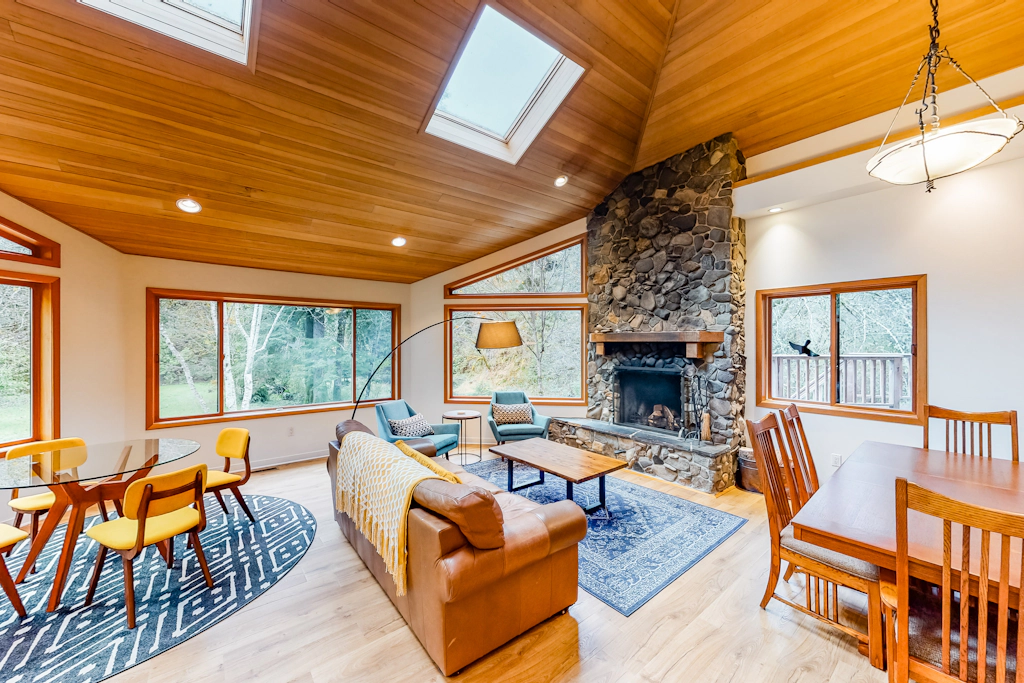 Luxury Riverfront Home with Several Acres Hot Tub and Swimming Holes Dogs OK