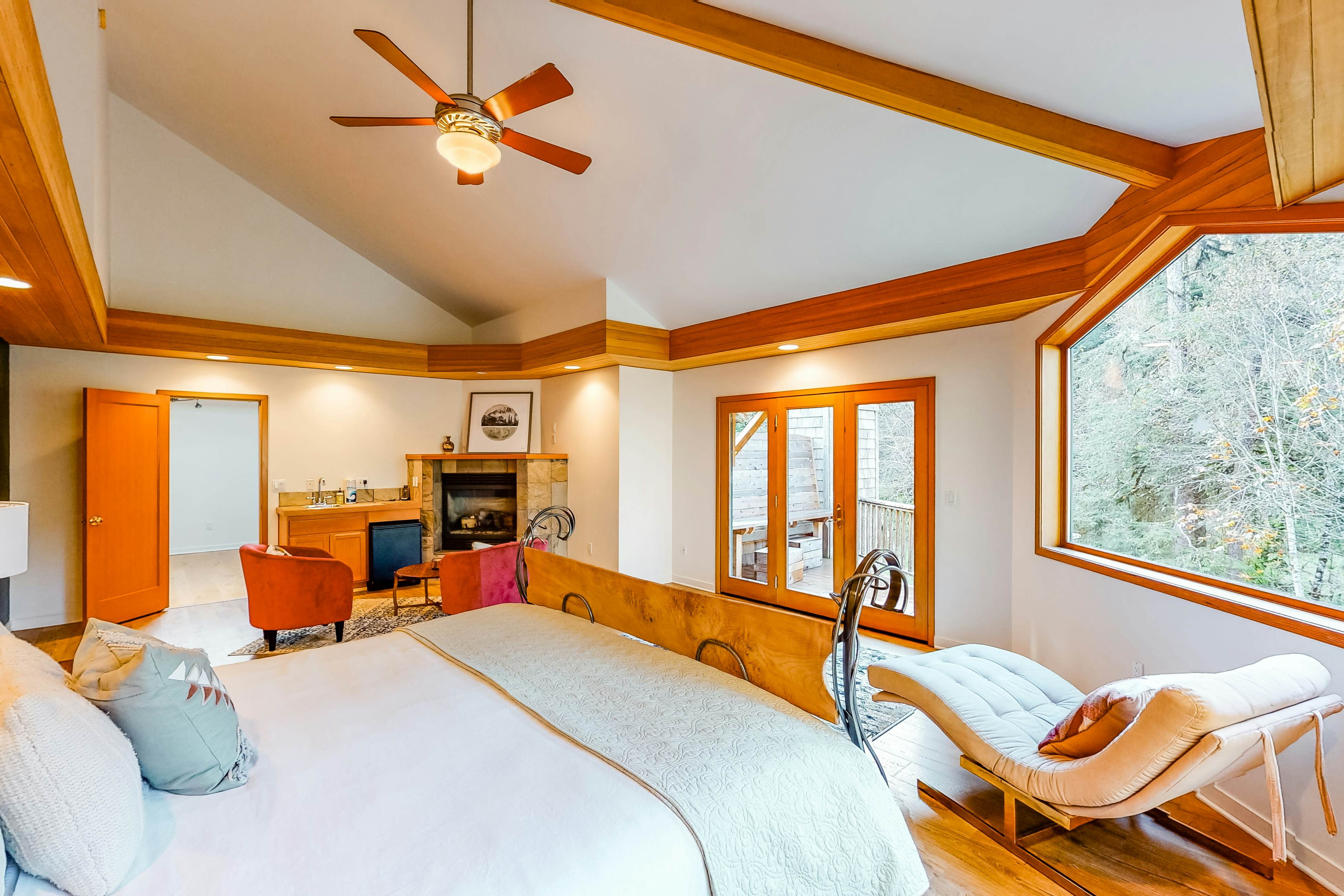 Luxury Riverfront Home with Several Acres Hot Tub and Swimming Holes Dogs OK