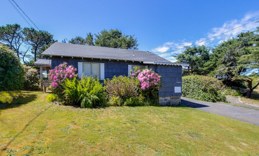 Charming dog friendly cabin with WiFi steps from beach and two blocks from golf