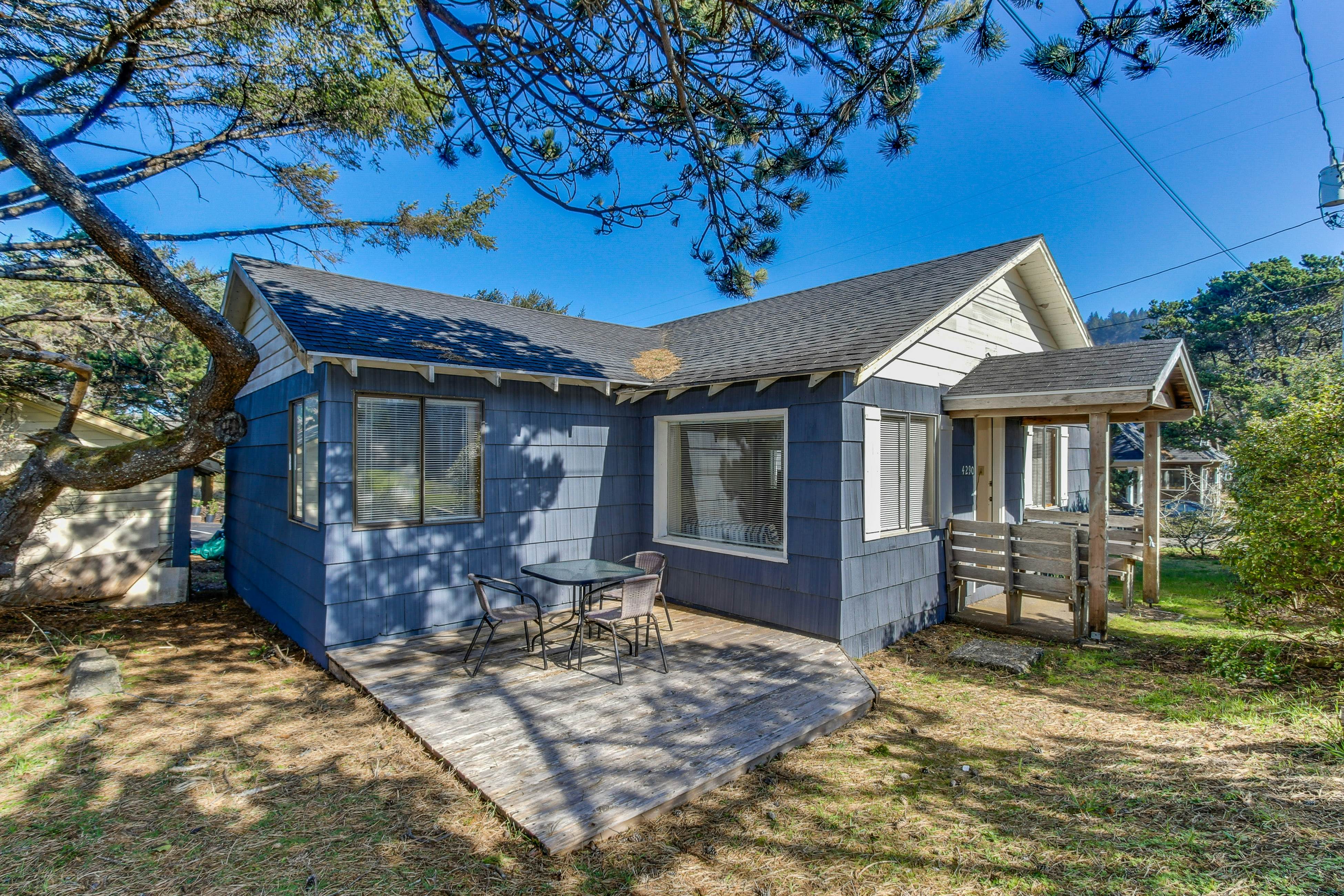 Charming dog friendly cabin with WiFi steps from beach and two blocks from golf