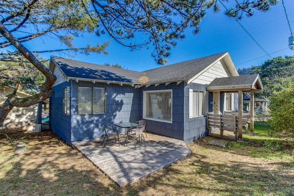 Charming dog friendly cabin with WiFi steps from beach and two blocks from golf