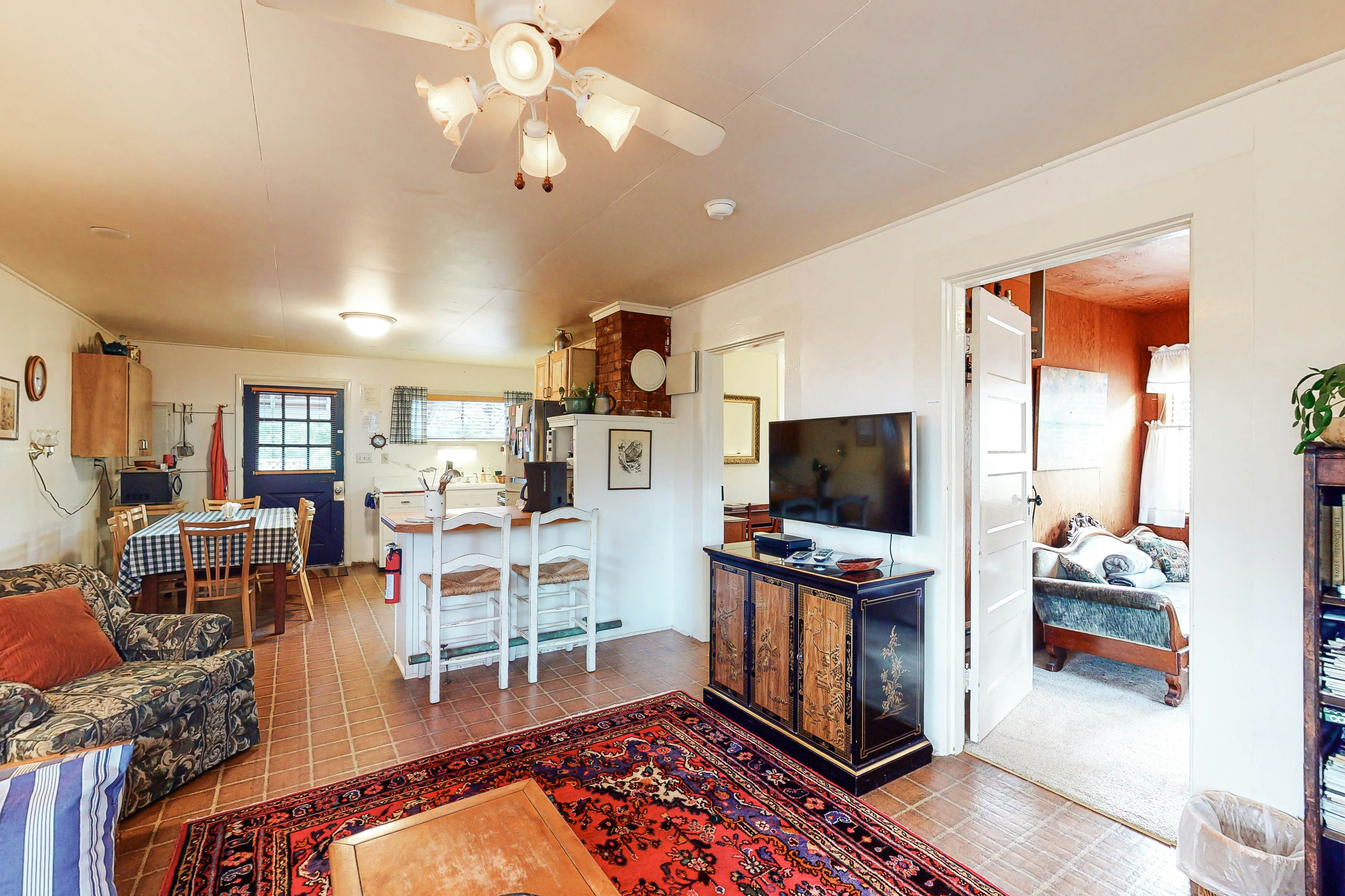 Charming dog friendly cabin with WiFi steps from beach and two blocks from golf