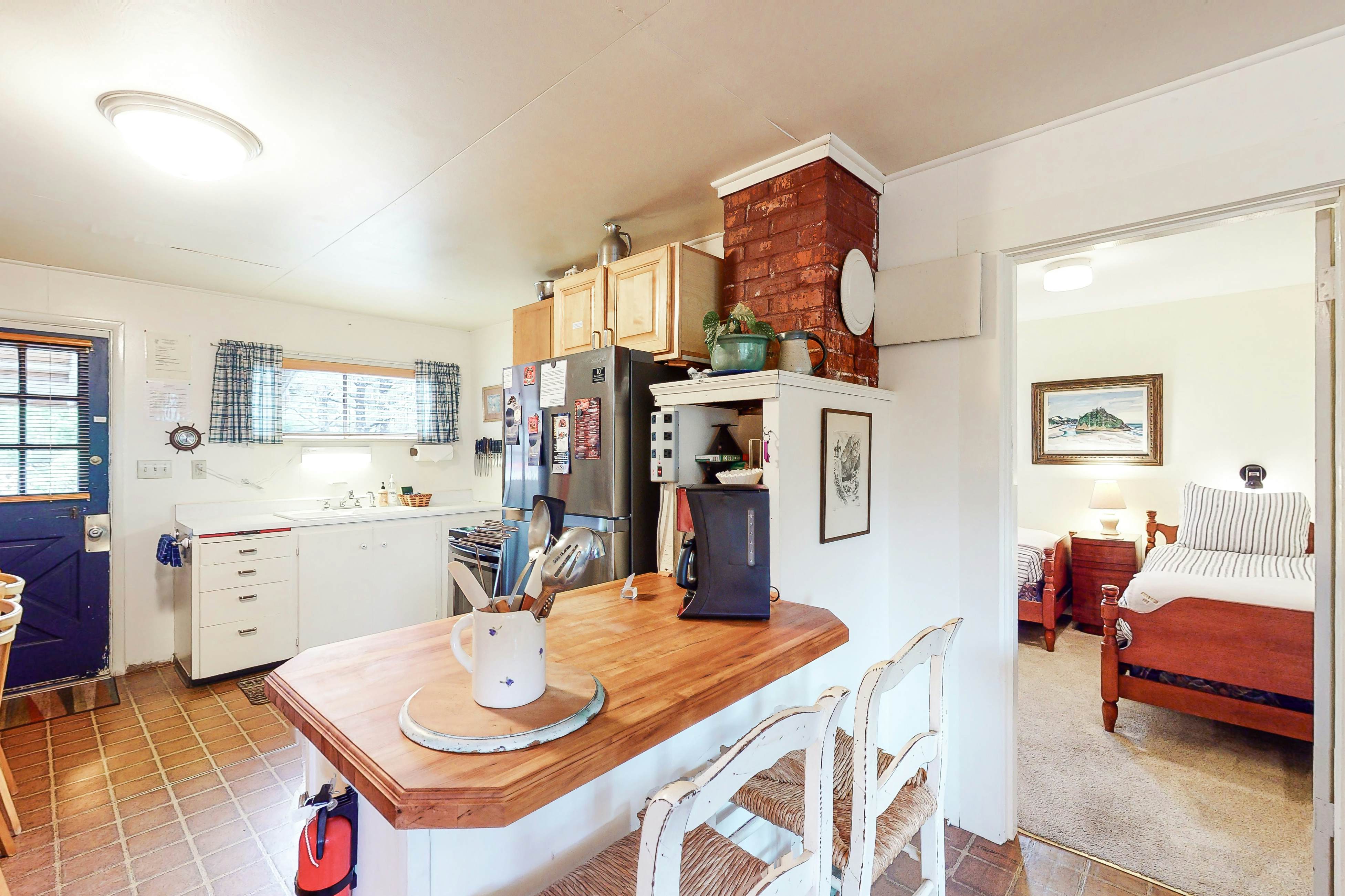 Charming dog friendly cabin with WiFi steps from beach and two blocks from golf