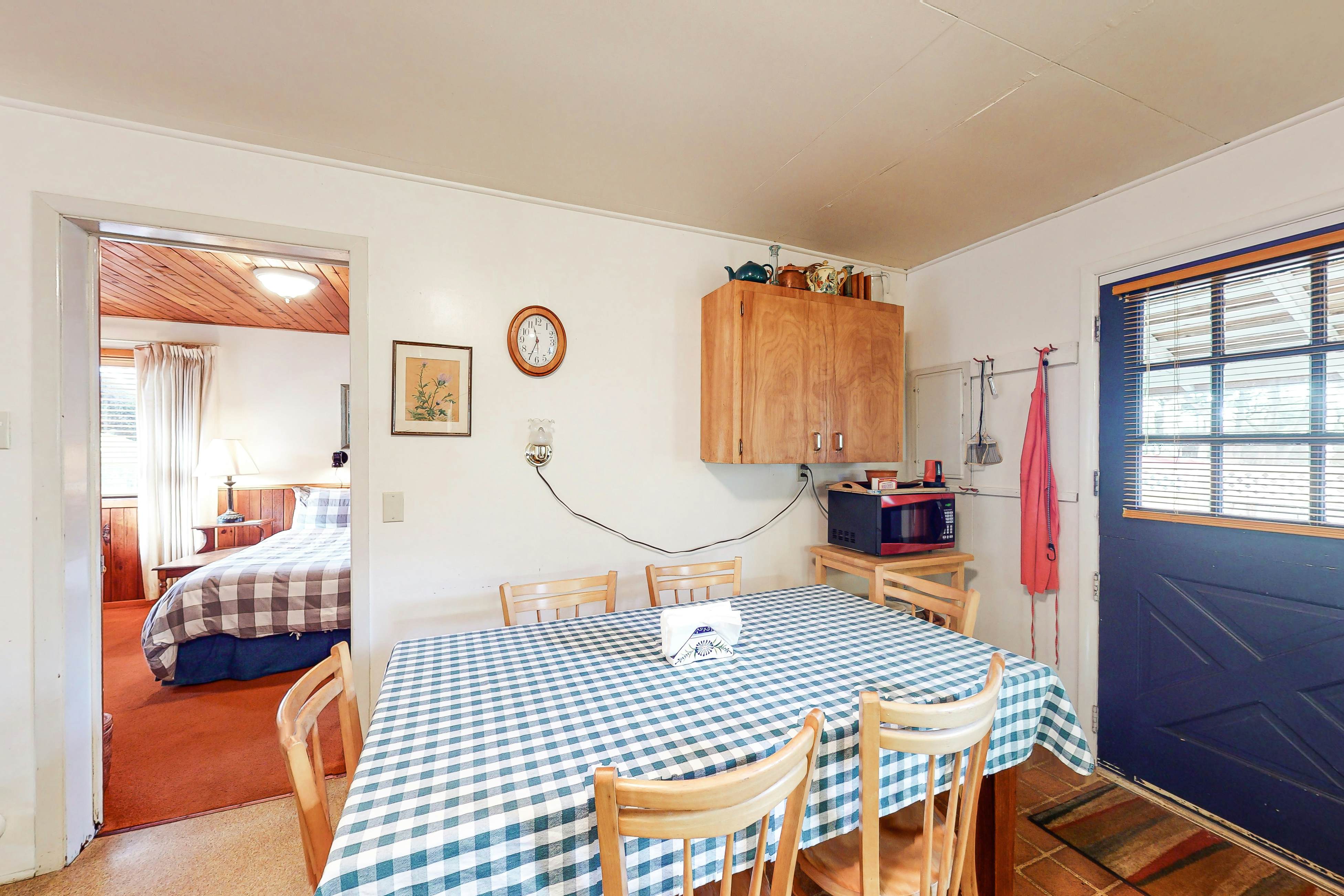Charming dog friendly cabin with WiFi steps from beach and two blocks from golf