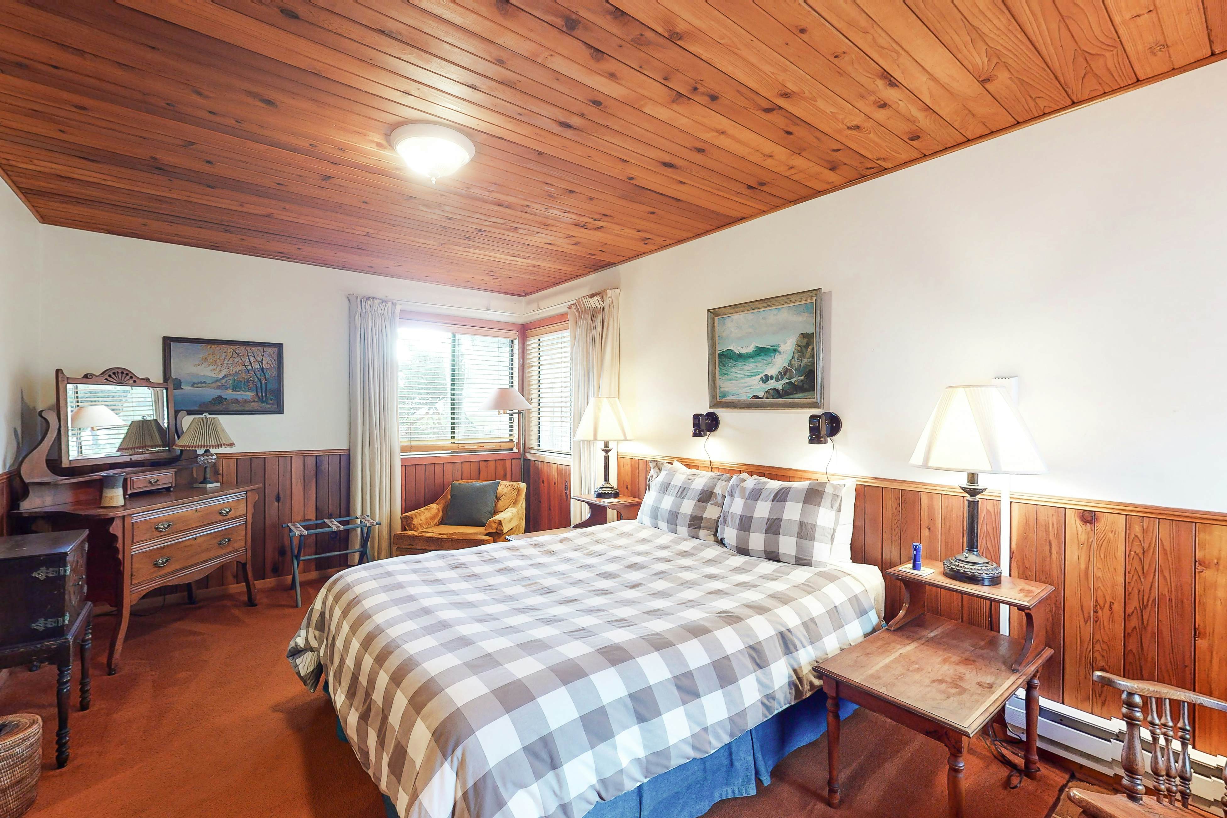 Charming dog friendly cabin with WiFi steps from beach and two blocks from golf