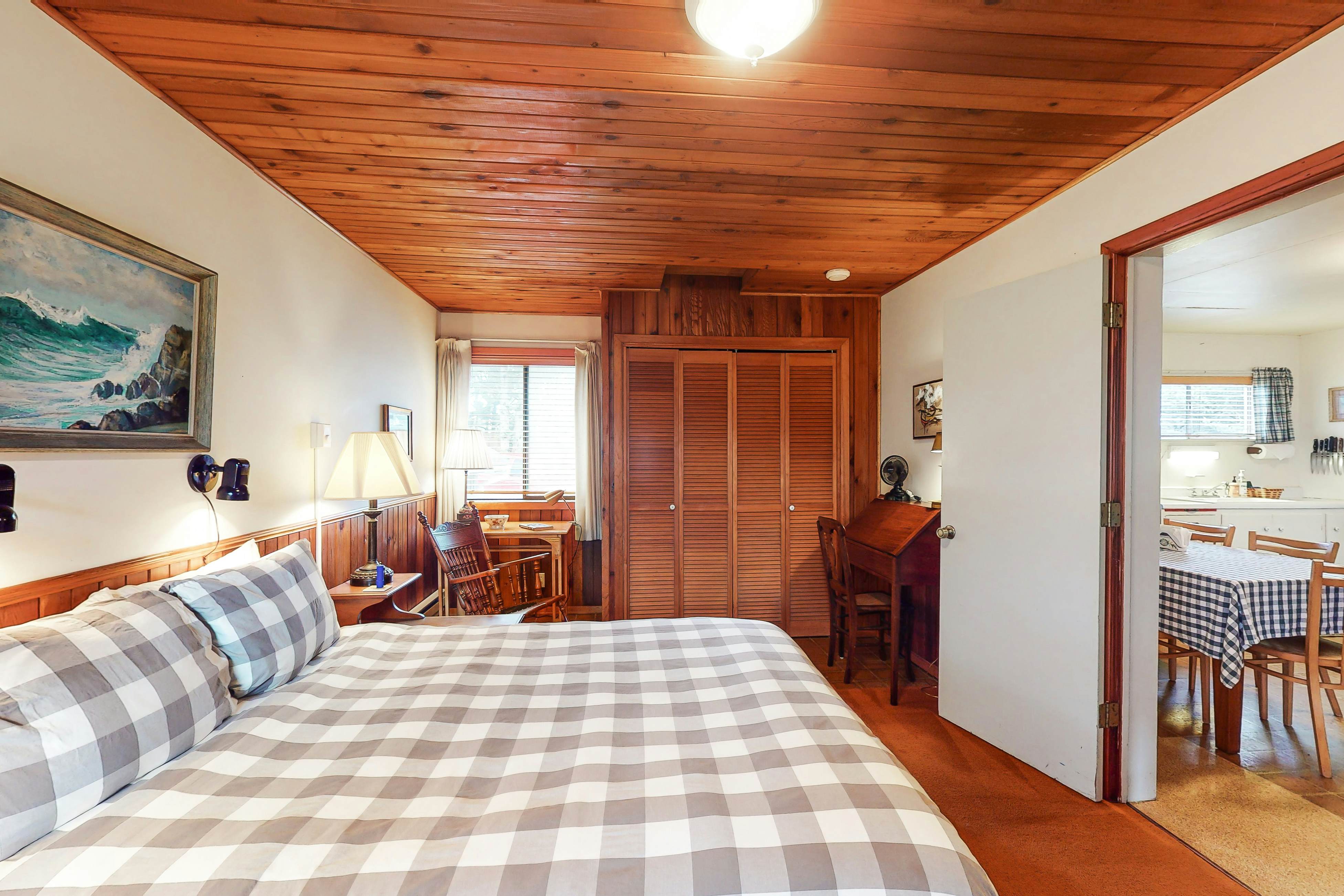 Charming dog friendly cabin with WiFi steps from beach and two blocks from golf