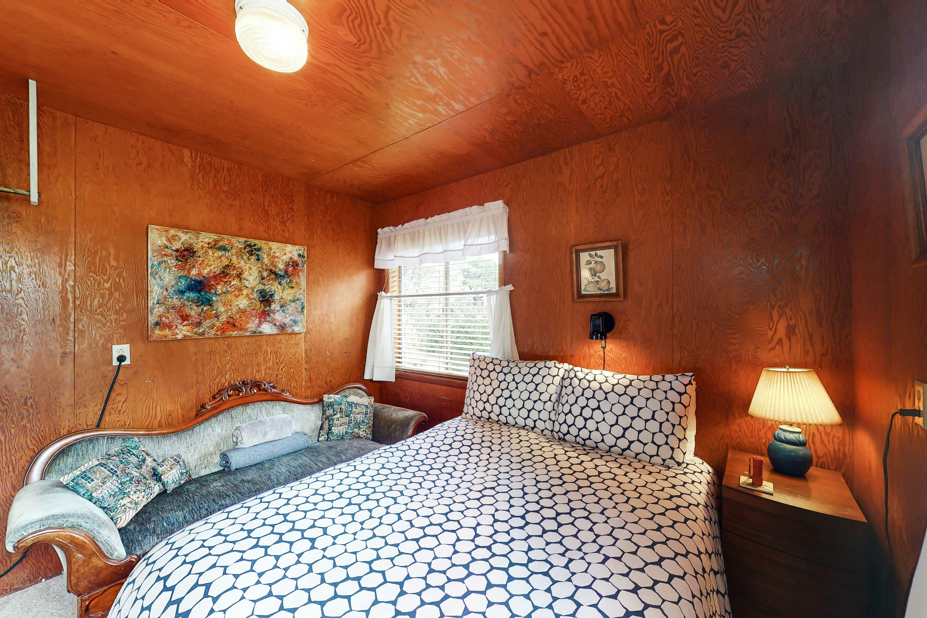 Charming dog friendly cabin with WiFi steps from beach and two blocks from golf