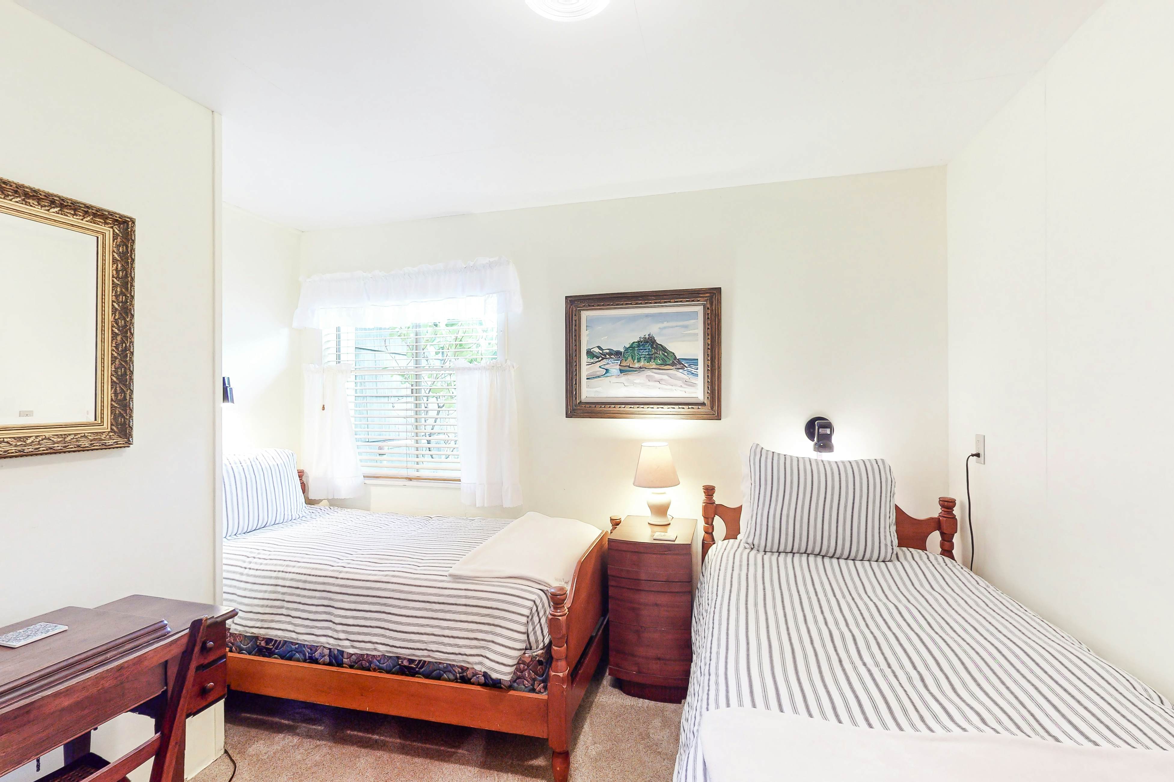 Charming dog friendly cabin with WiFi steps from beach and two blocks from golf