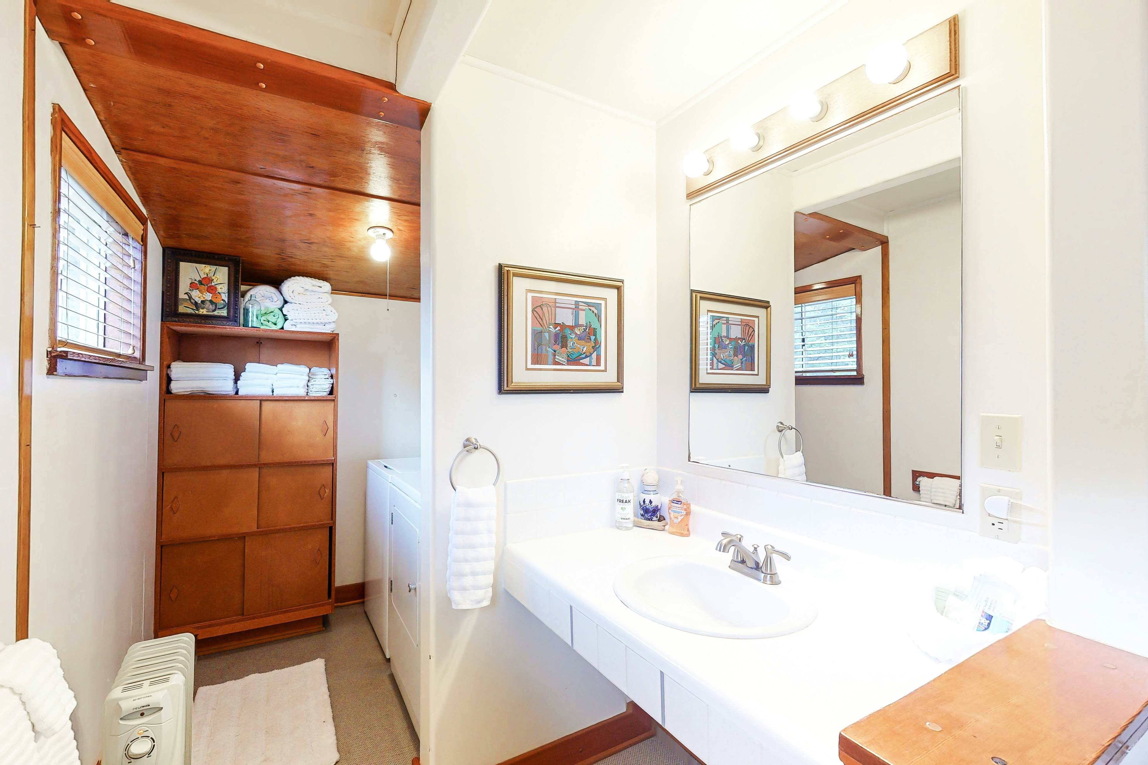 Charming dog friendly cabin with WiFi steps from beach and two blocks from golf