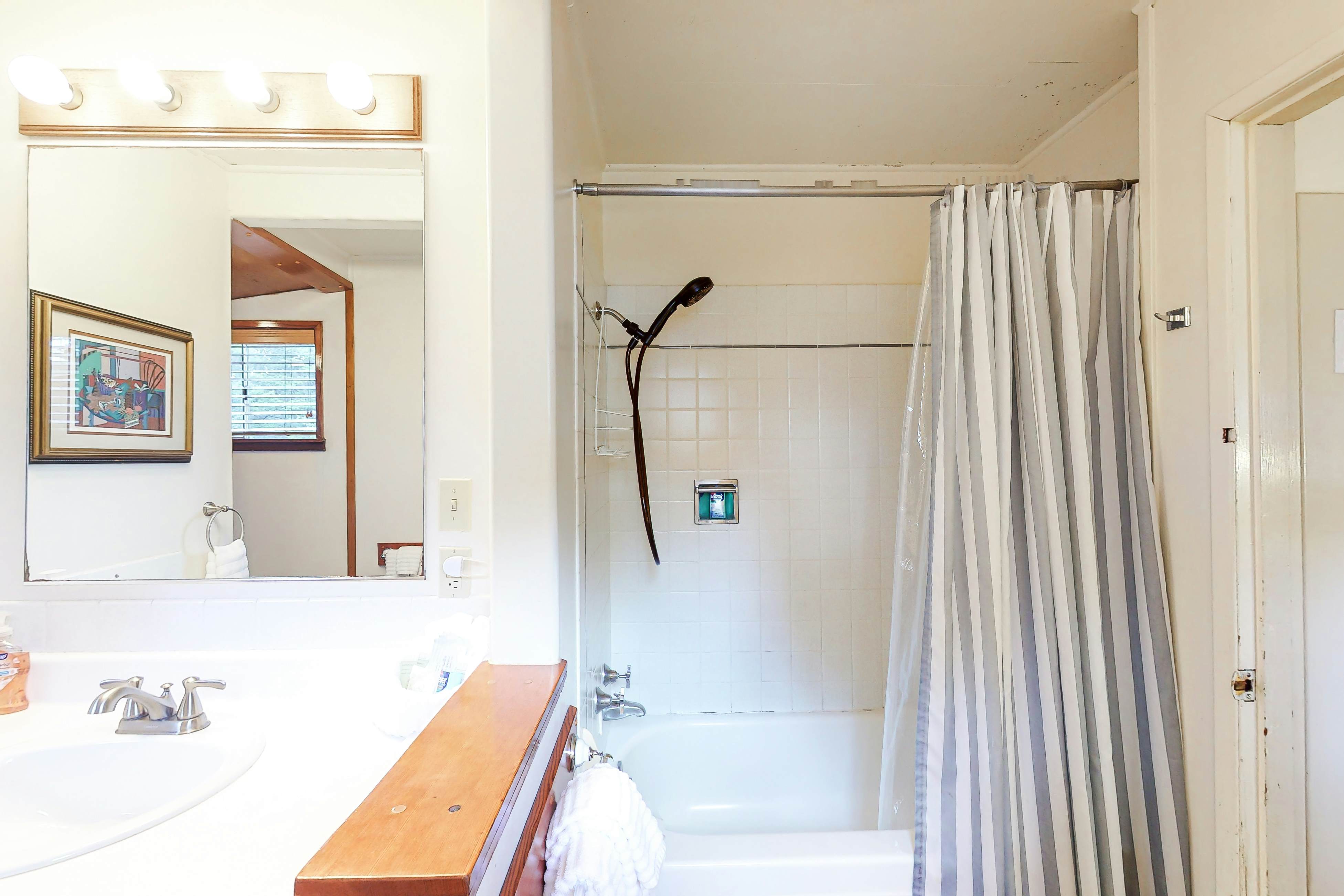 Charming dog friendly cabin with WiFi steps from beach and two blocks from golf