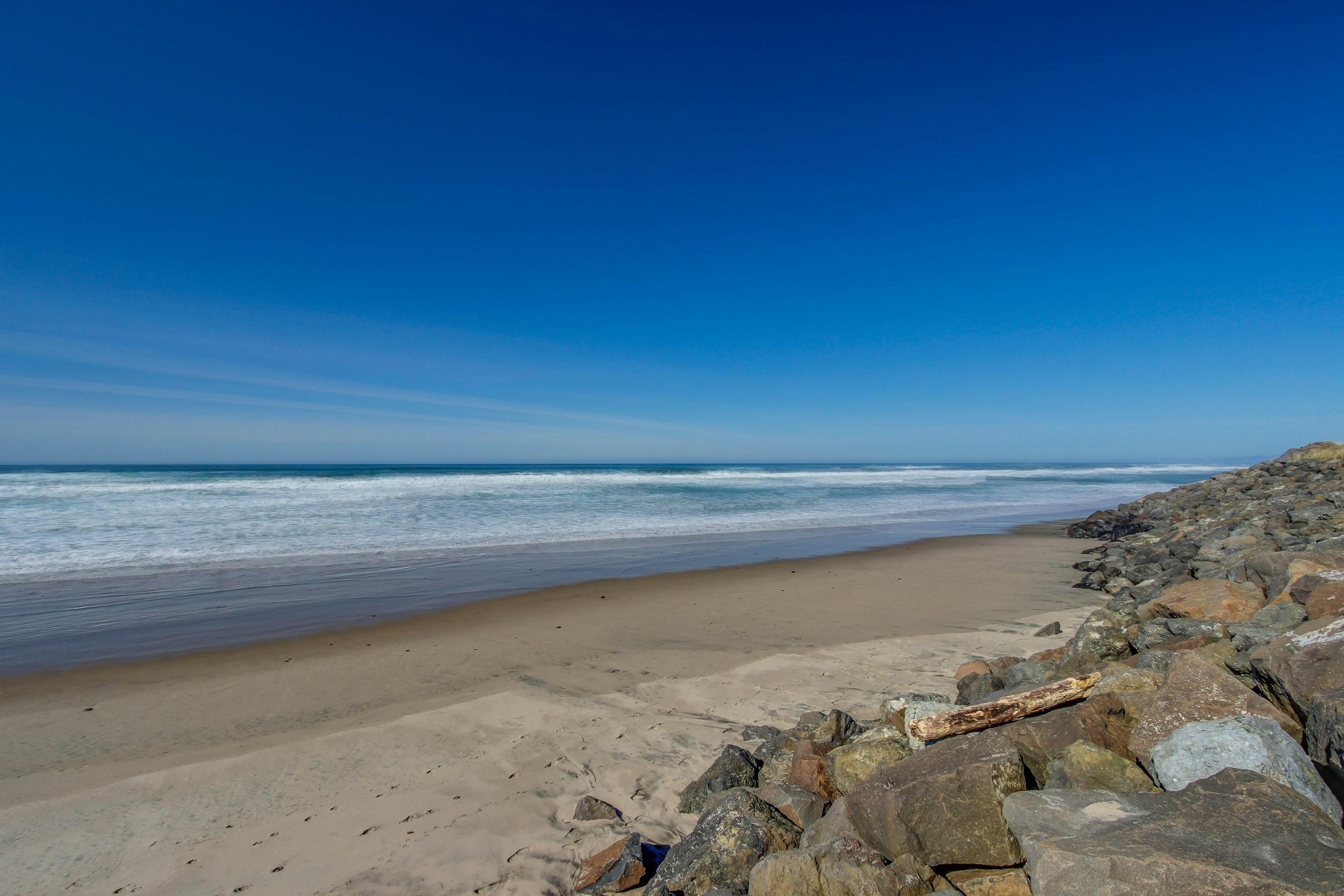 Charming dog friendly cabin with WiFi steps from beach and two blocks from golf