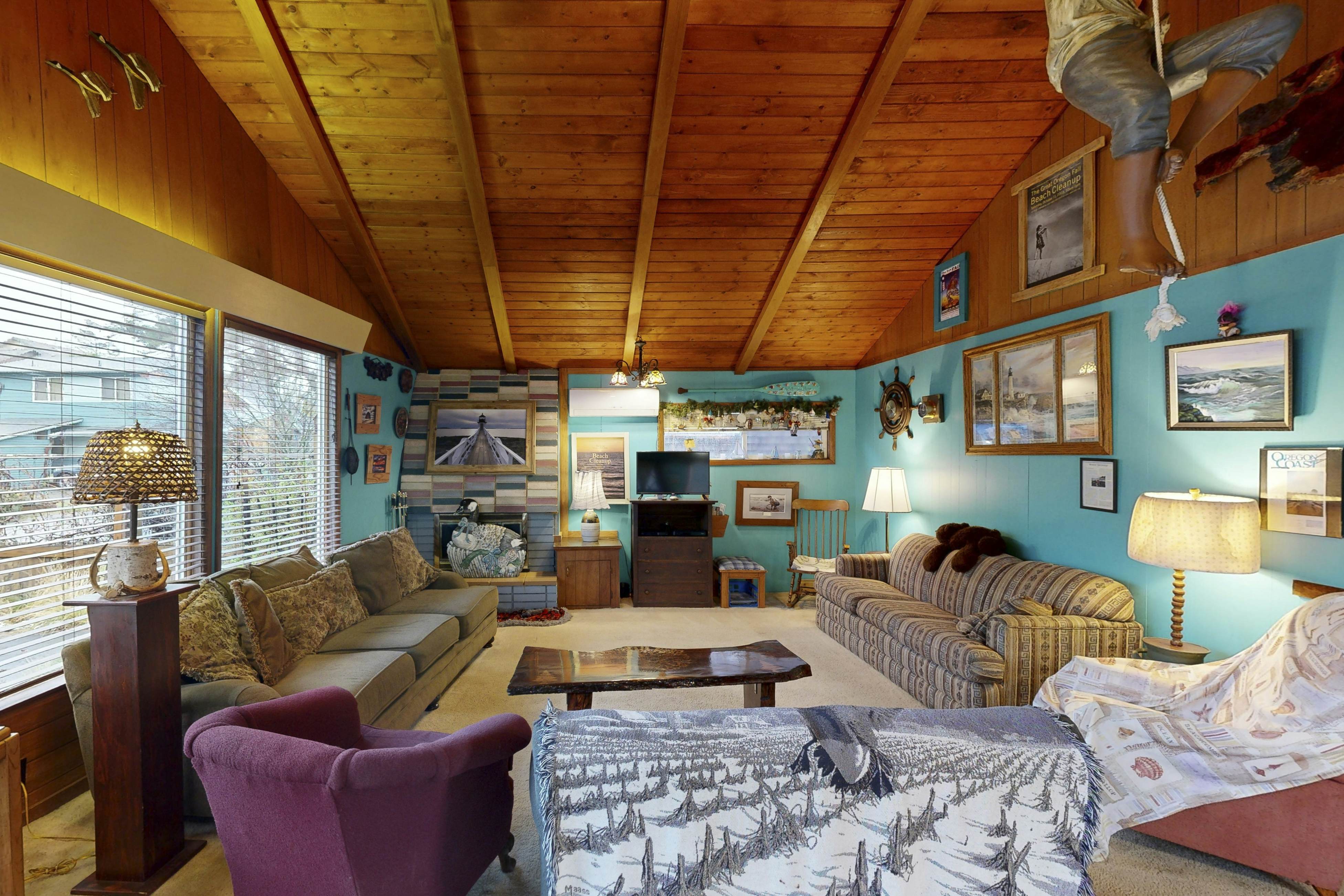 Charming Vintage House with Tranquil Garden - Just Two Blocks to the Beach