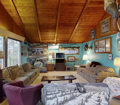 Charming Vintage House with Tranquil Garden Just Two Blocks to the Beach