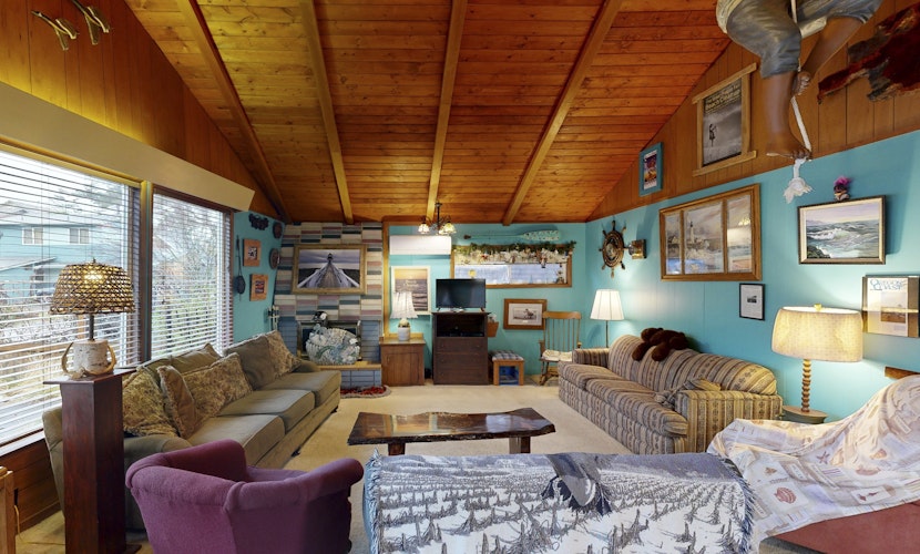 Charming Vintage House with Tranquil Garden Just Two Blocks to the Beach