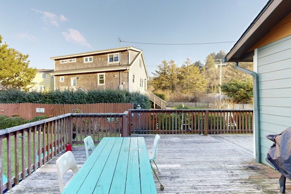 Charming Vintage House with Tranquil Garden Just Two Blocks to the Beach