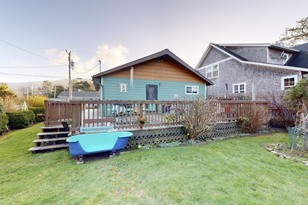 Charming Vintage House with Tranquil Garden Just Two Blocks to the Beach