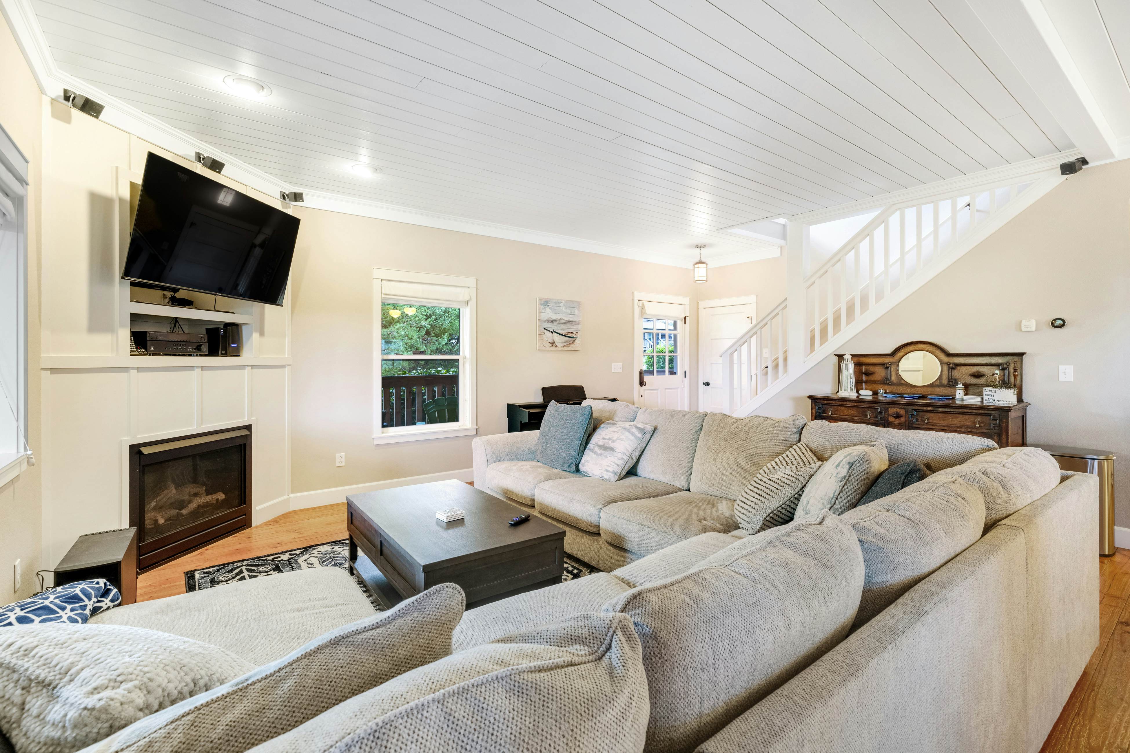 Family Home with Game Room WiFi Fireplace Private Hot Tub Walk to Beach