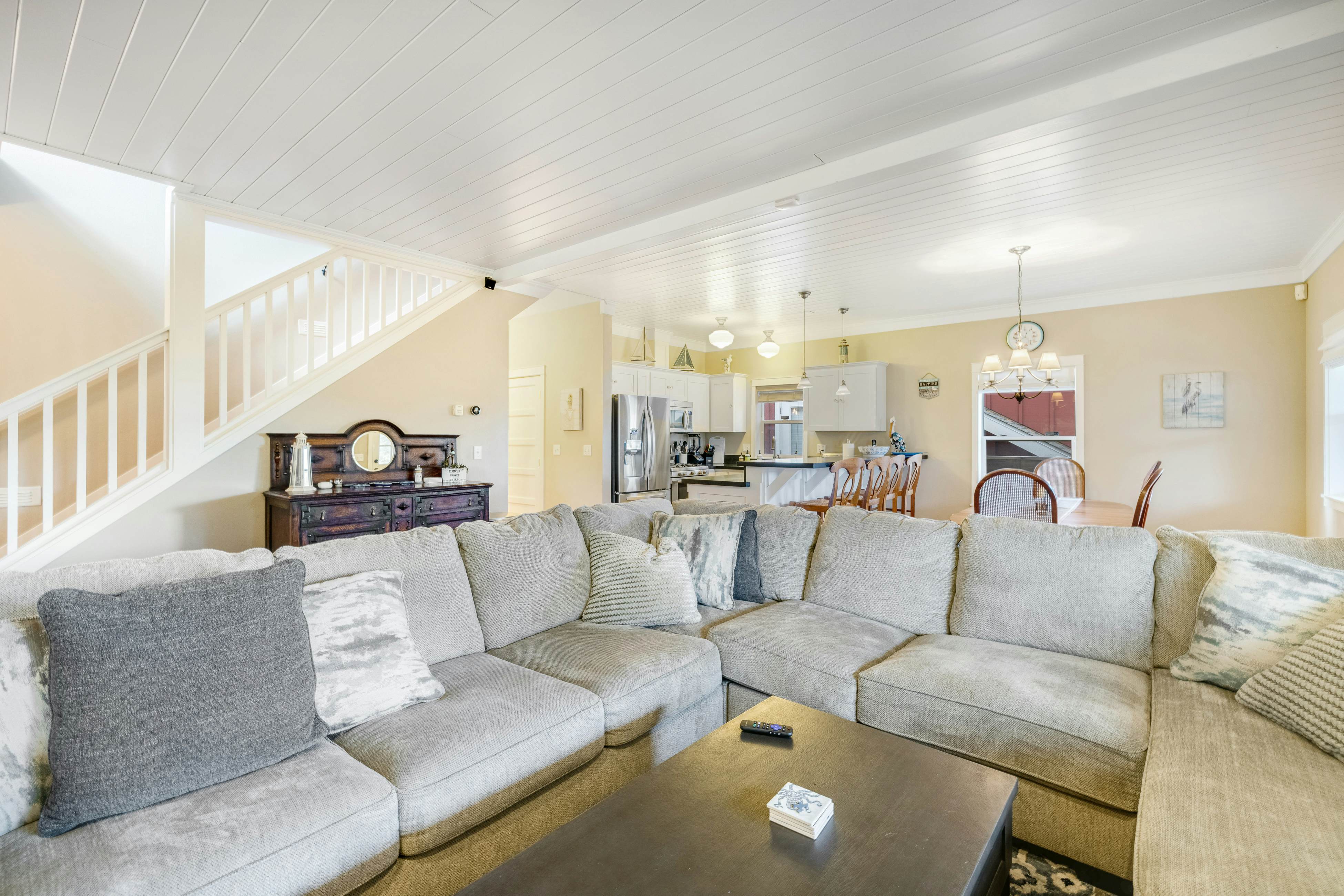 Family Home with Game Room WiFi Fireplace Private Hot Tub Walk to Beach