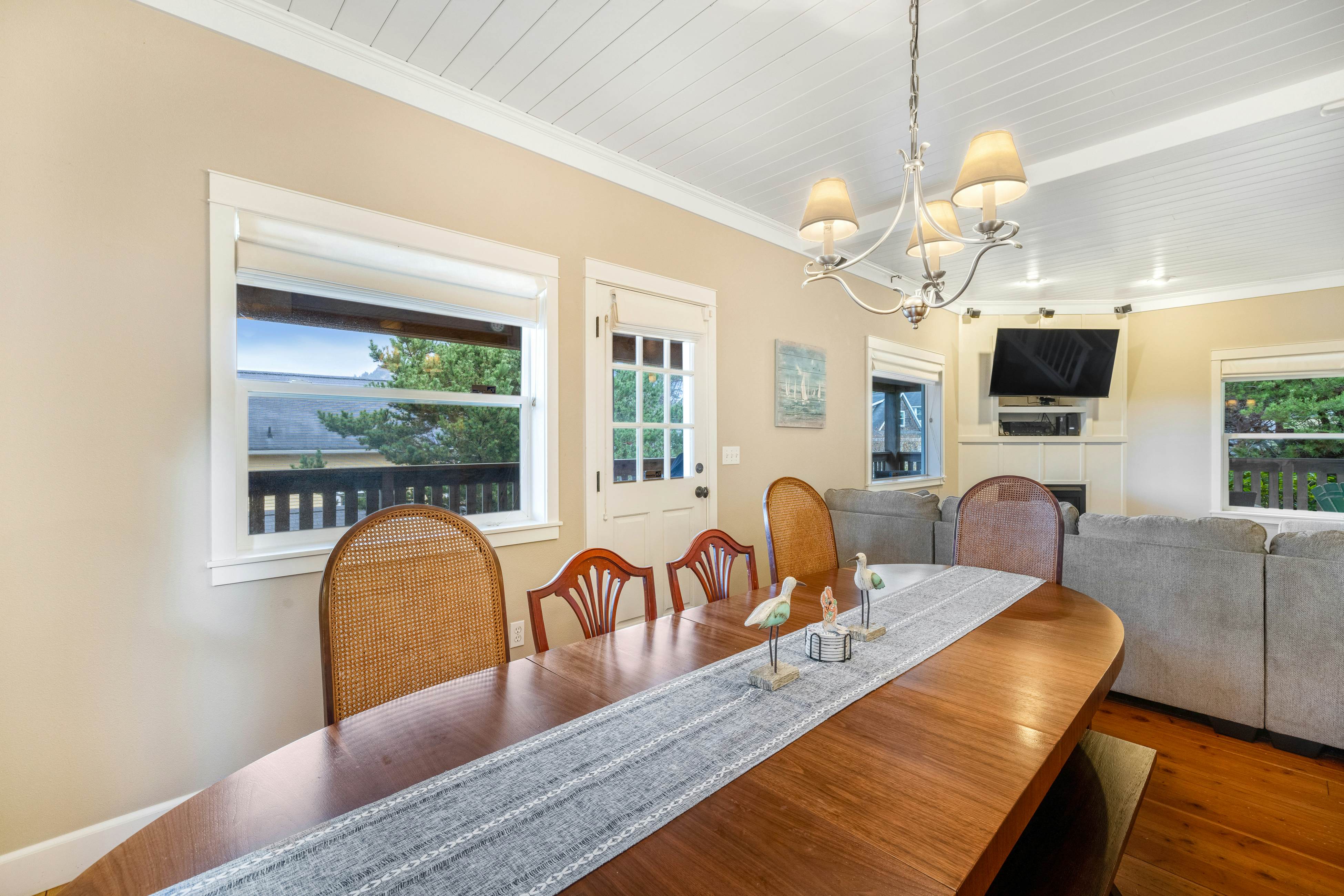 Family Home with Game Room WiFi Fireplace Private Hot Tub Walk to Beach