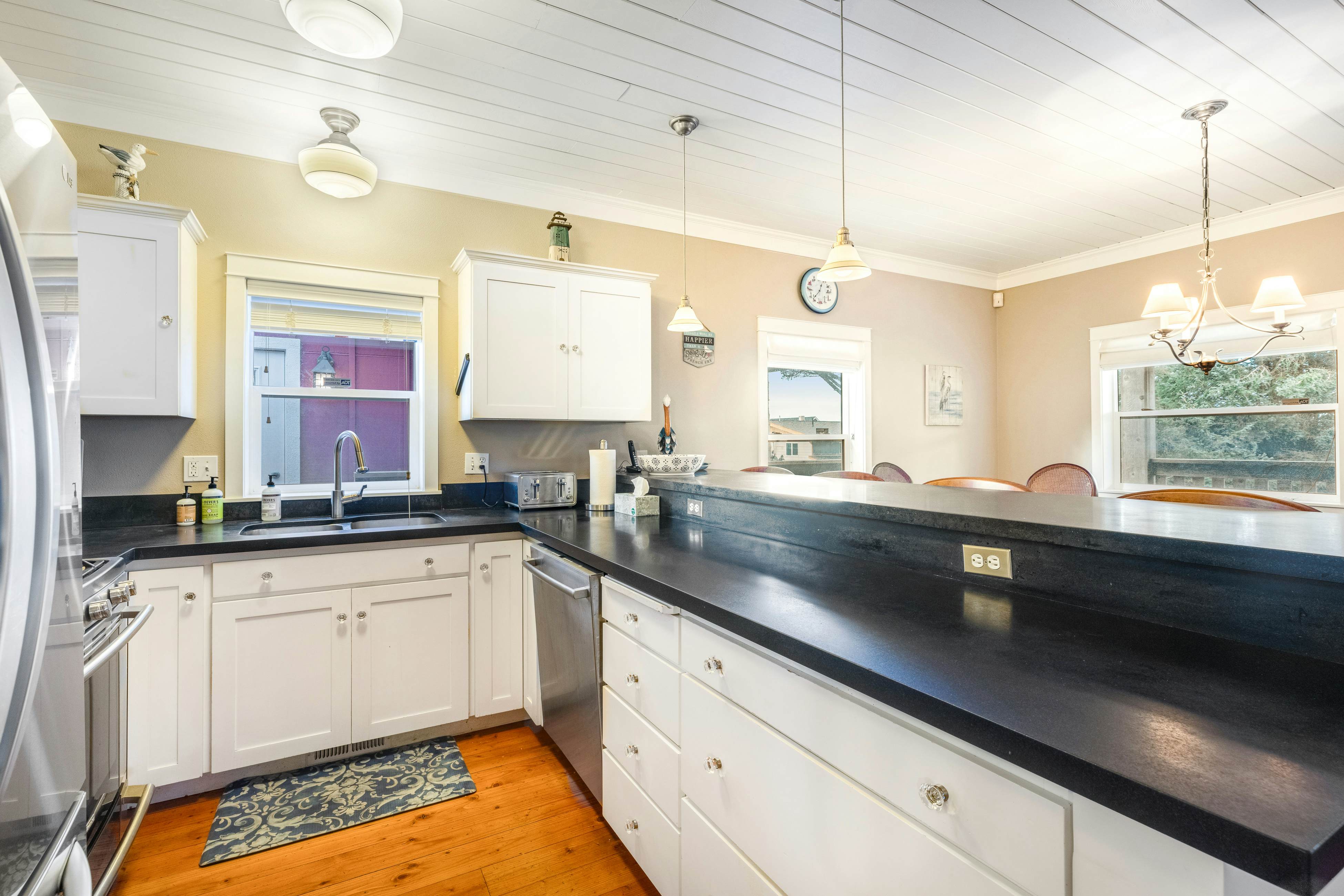 Family Home with Game Room WiFi Fireplace Private Hot Tub Walk to Beach