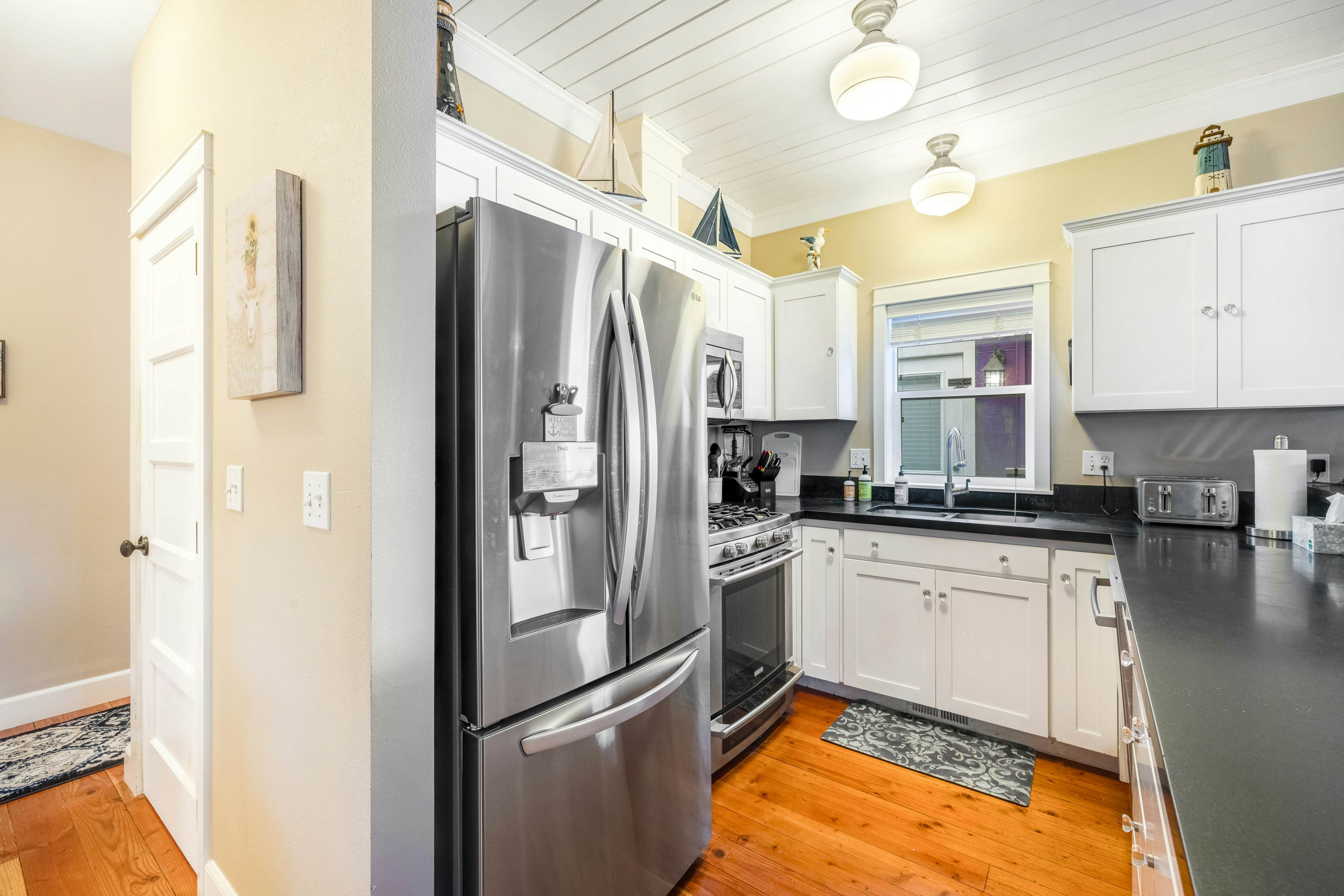 Family Home with Game Room WiFi Fireplace Private Hot Tub Walk to Beach