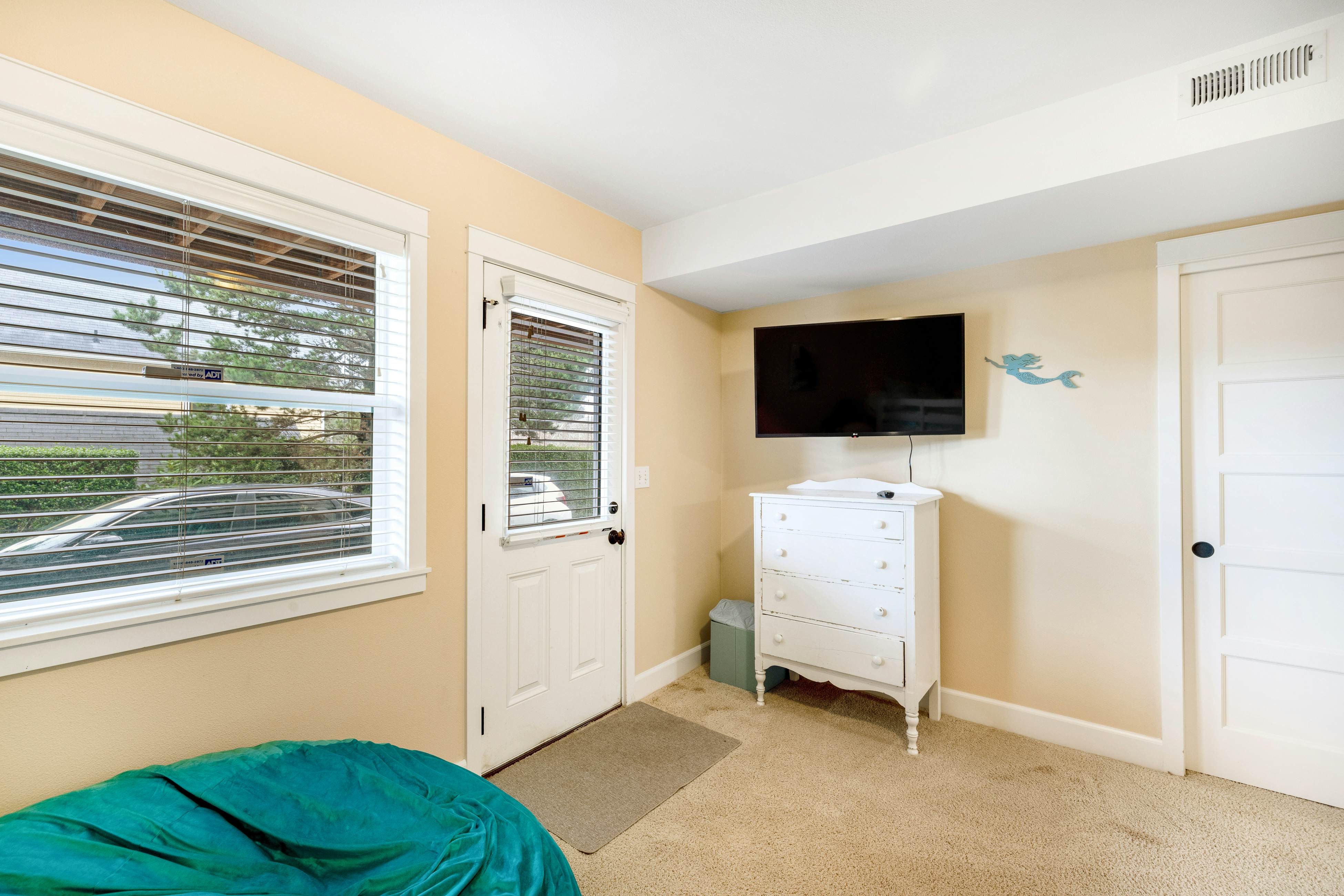 Family Home with Game Room WiFi Fireplace Private Hot Tub Walk to Beach