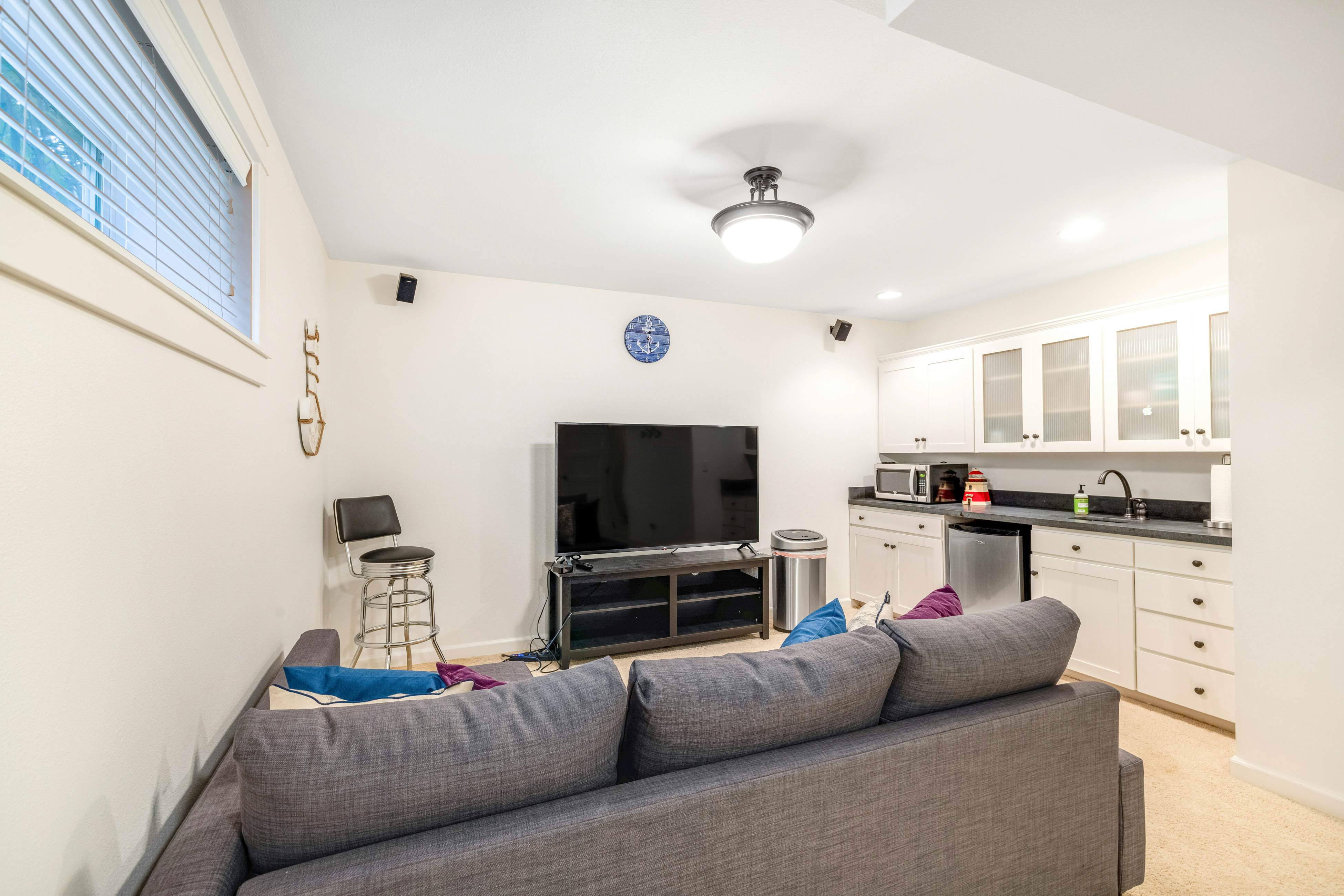 Family Home with Game Room WiFi Fireplace Private Hot Tub Walk to Beach