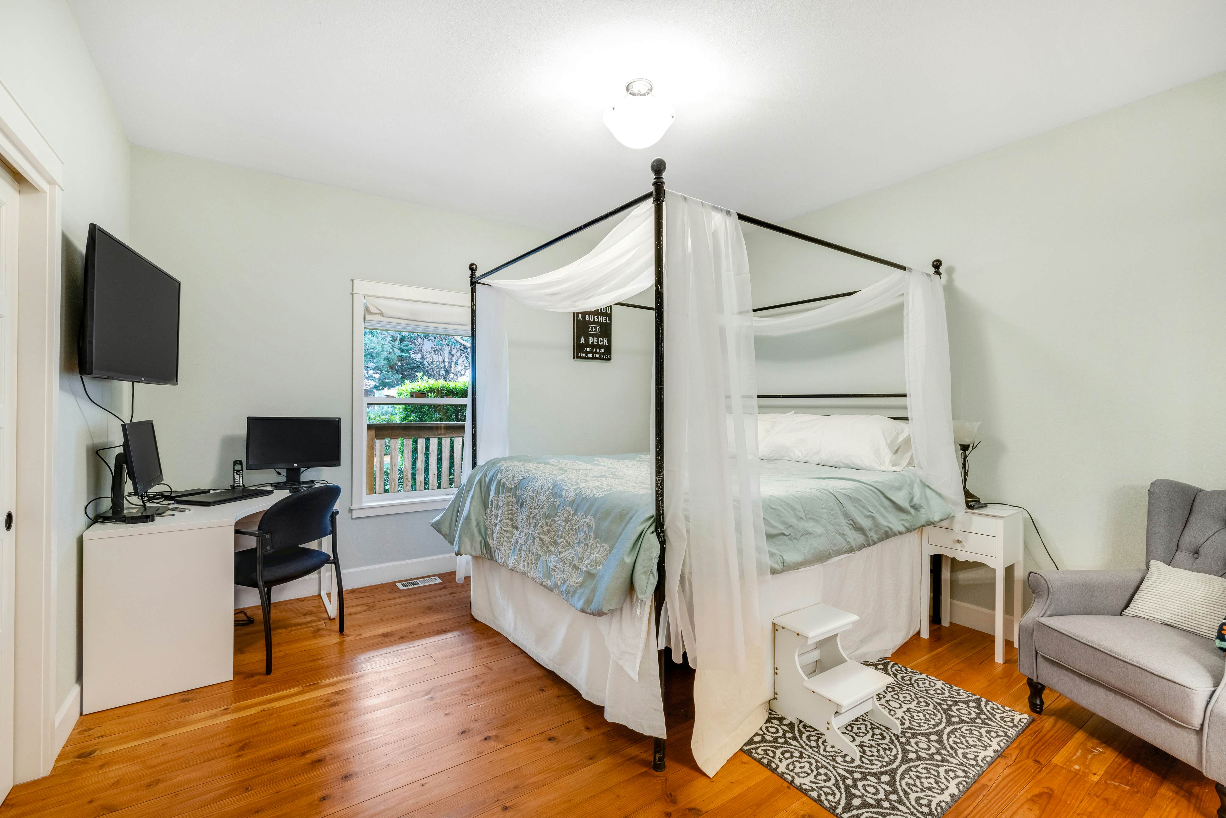 Family Home with Game Room WiFi Fireplace Private Hot Tub Walk to Beach