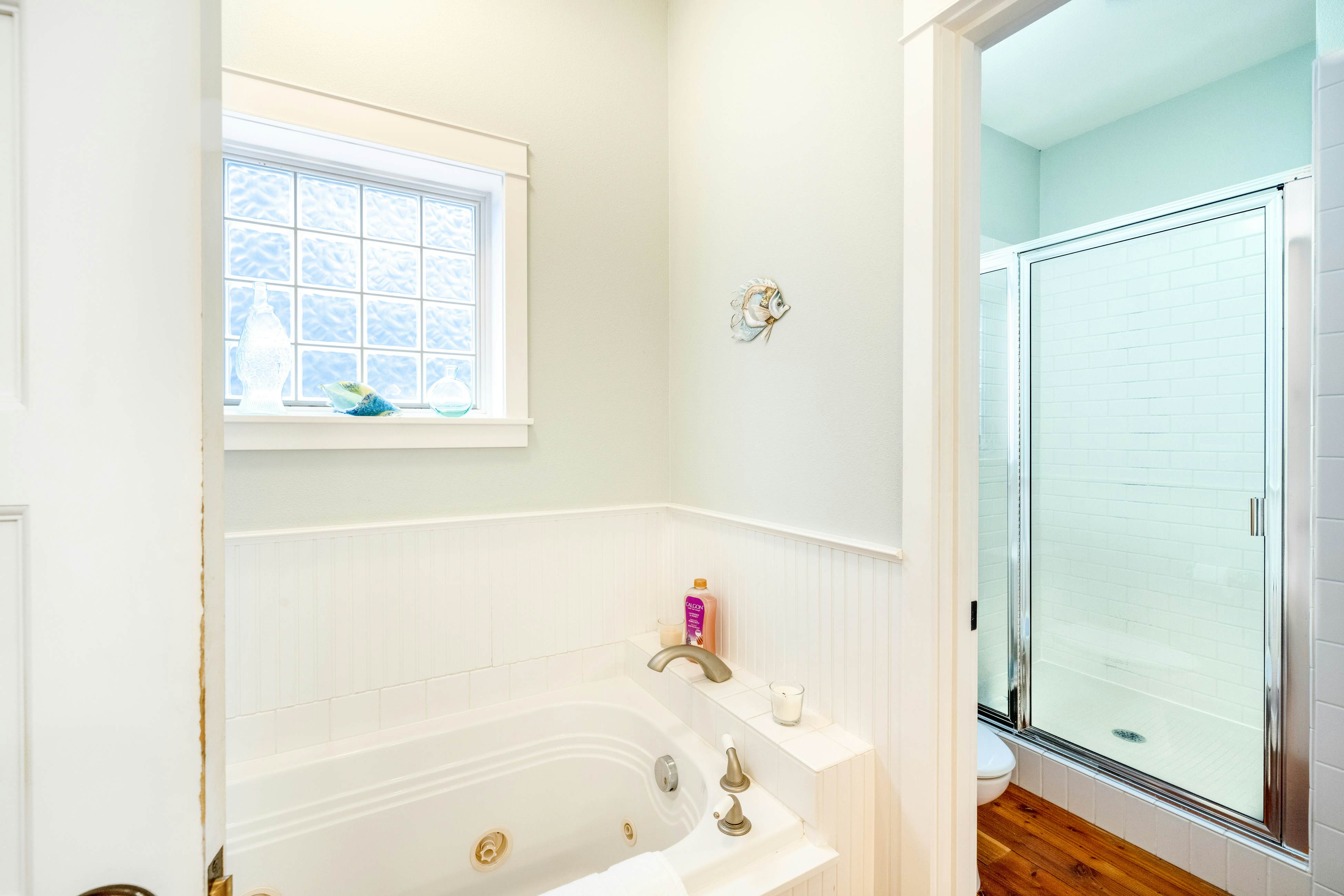 Family Home with Game Room WiFi Fireplace Private Hot Tub Walk to Beach