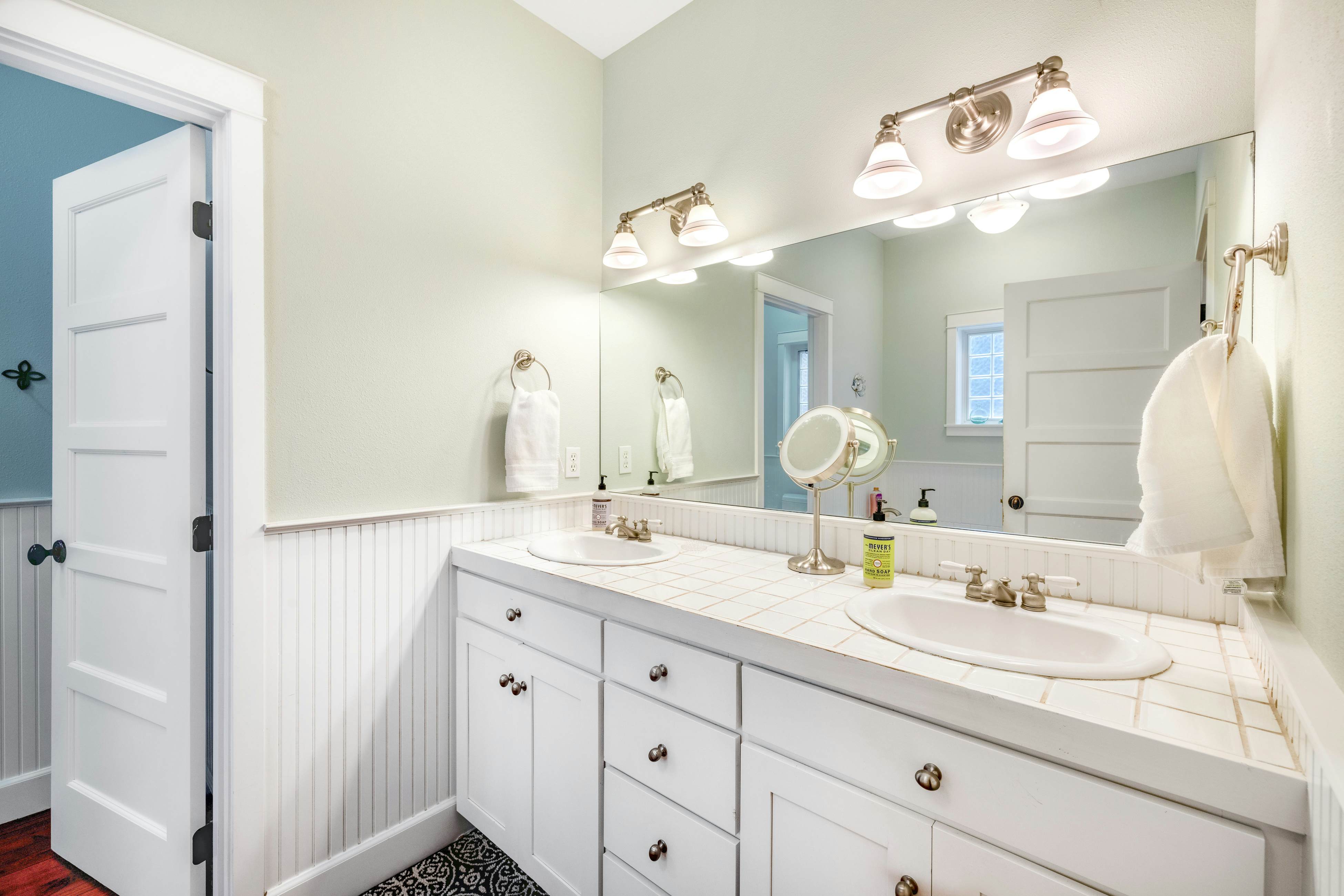 Family Home with Game Room WiFi Fireplace Private Hot Tub Walk to Beach