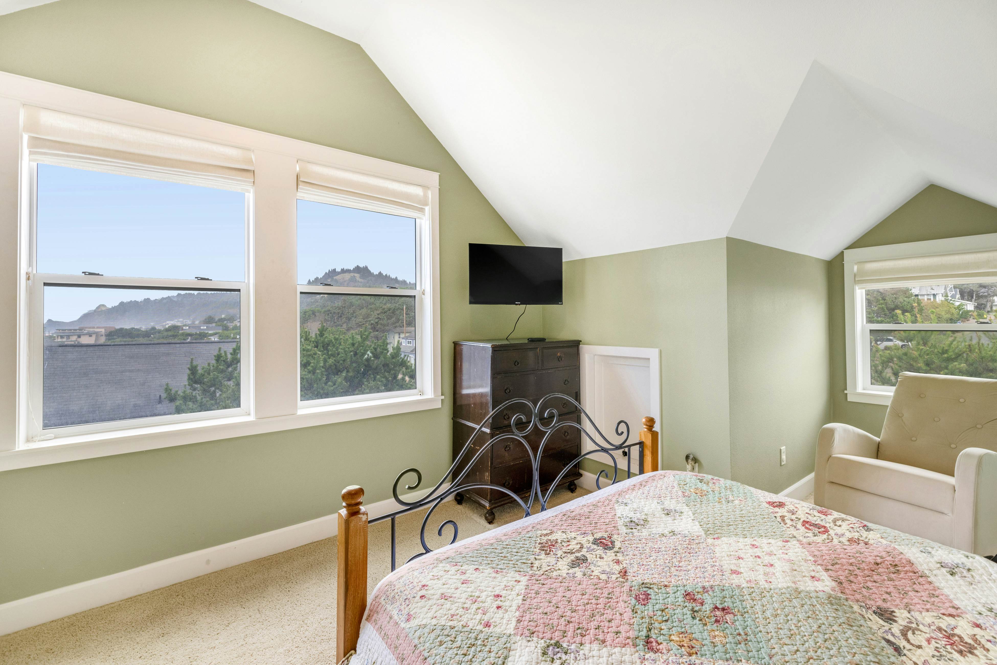 Family Home with Game Room WiFi Fireplace Private Hot Tub Walk to Beach