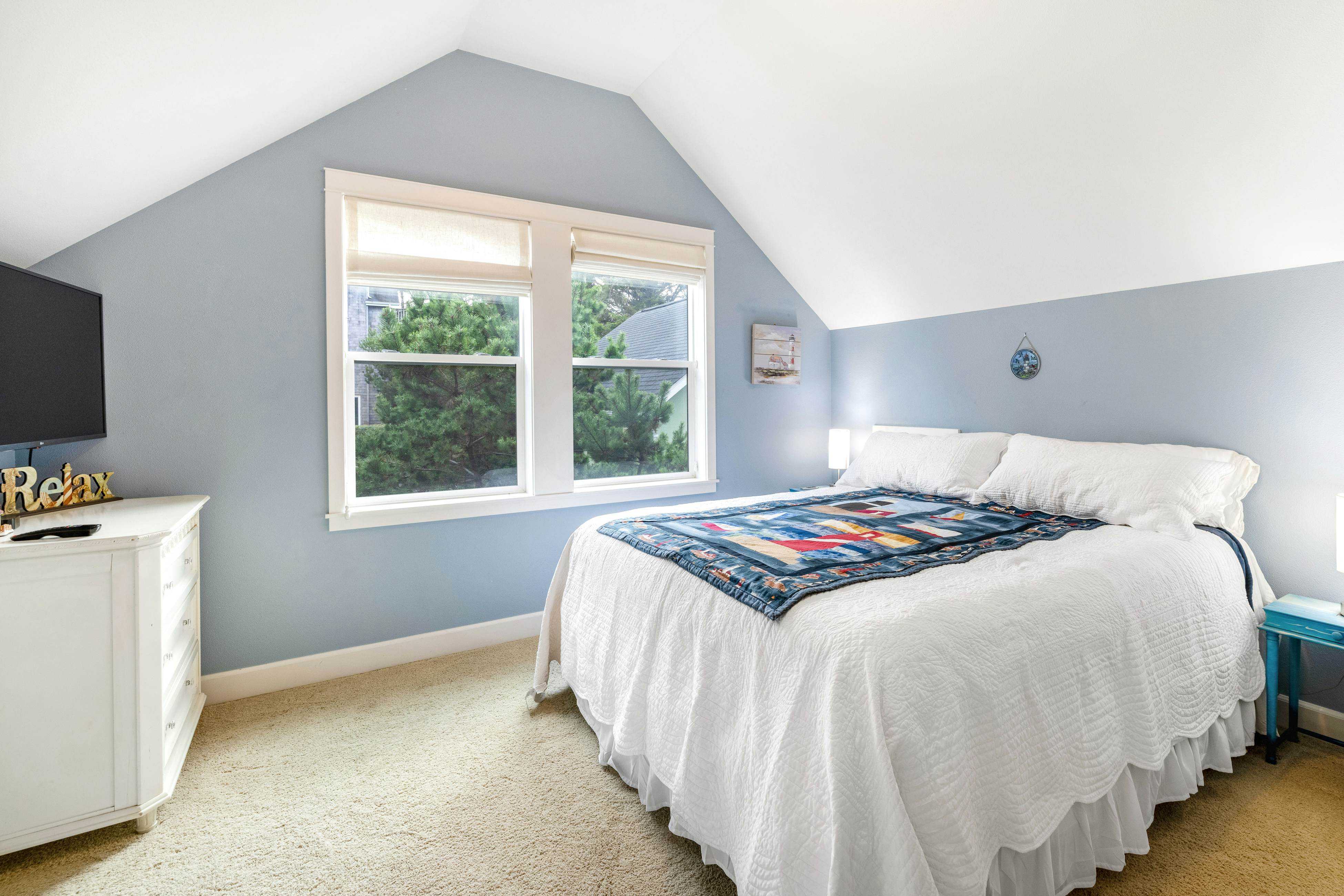 Family Home with Game Room WiFi Fireplace Private Hot Tub Walk to Beach