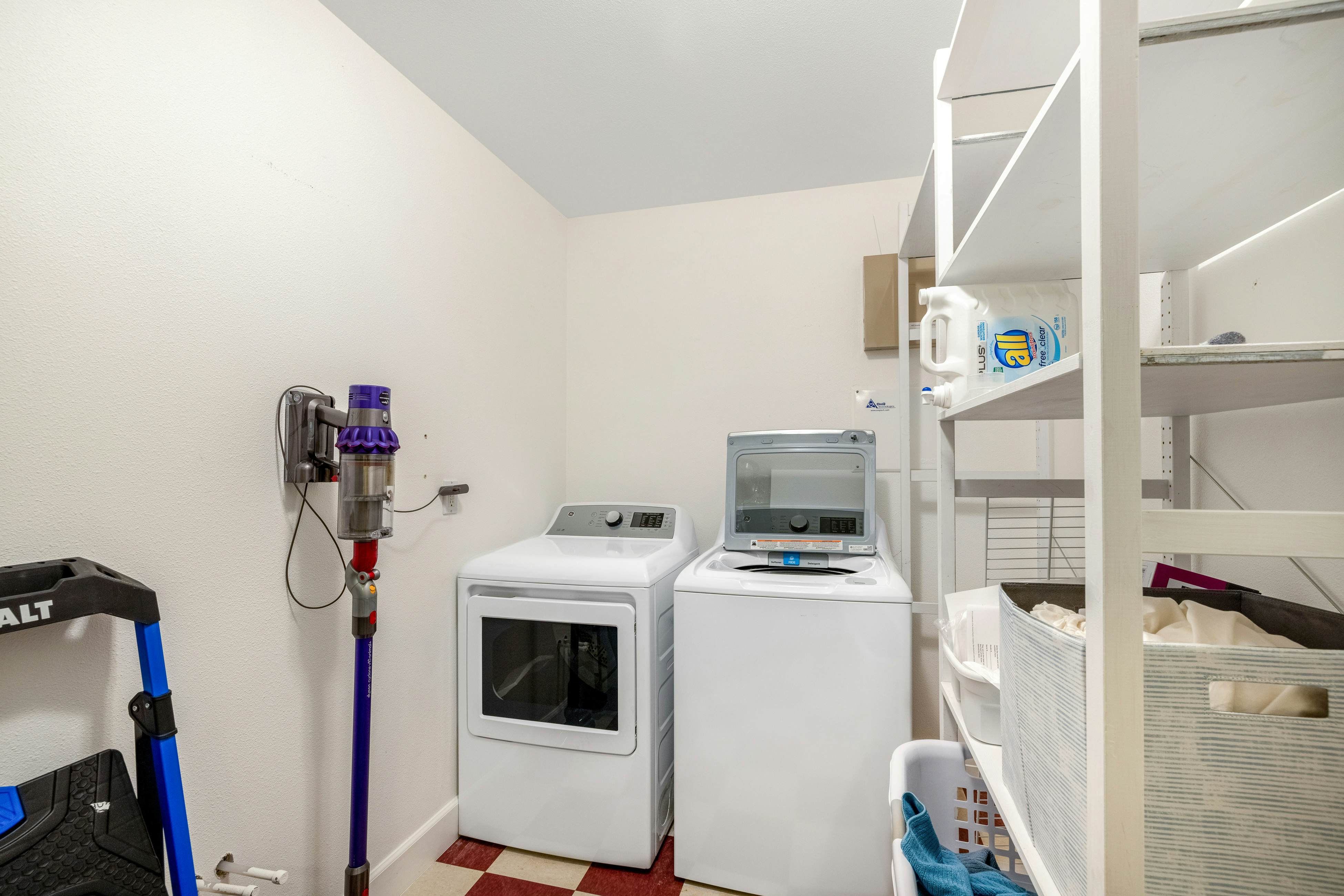 Family Home with Game Room WiFi Fireplace Private Hot Tub Walk to Beach