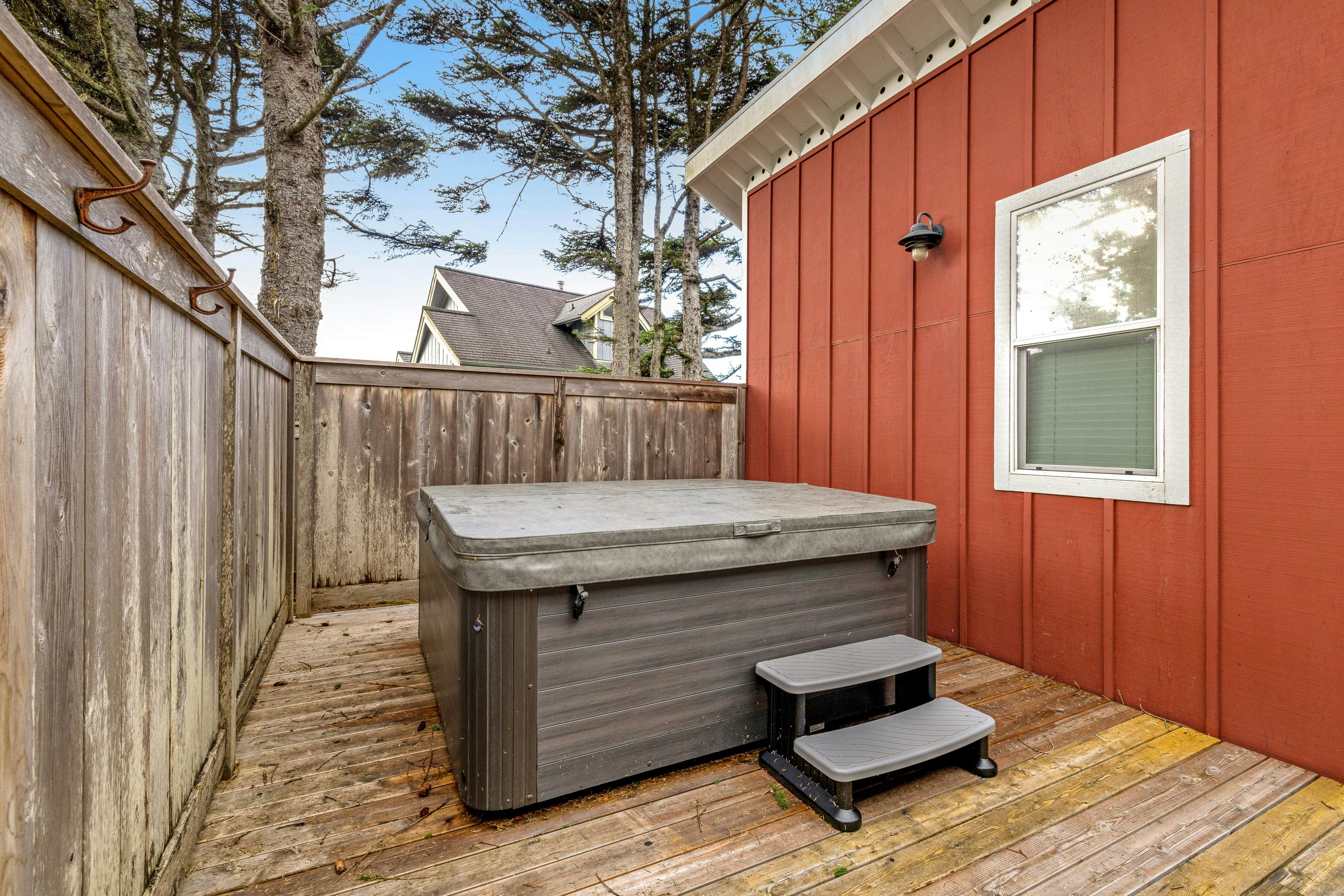 Family Home with Game Room WiFi Fireplace Private Hot Tub Walk to Beach